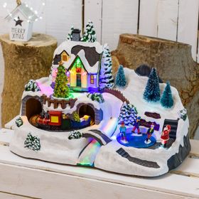 Weihnachtsdorf, Baum, Zug und rotierende Schlittschuhläufer, h 25 cm, mit Weihnachtsliedern