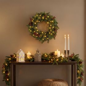 Couronne Alpino de sapin artificiel à piles, Ø 40 cm, avec pommes de pin et baies, 50 led blanc chaud intégrés