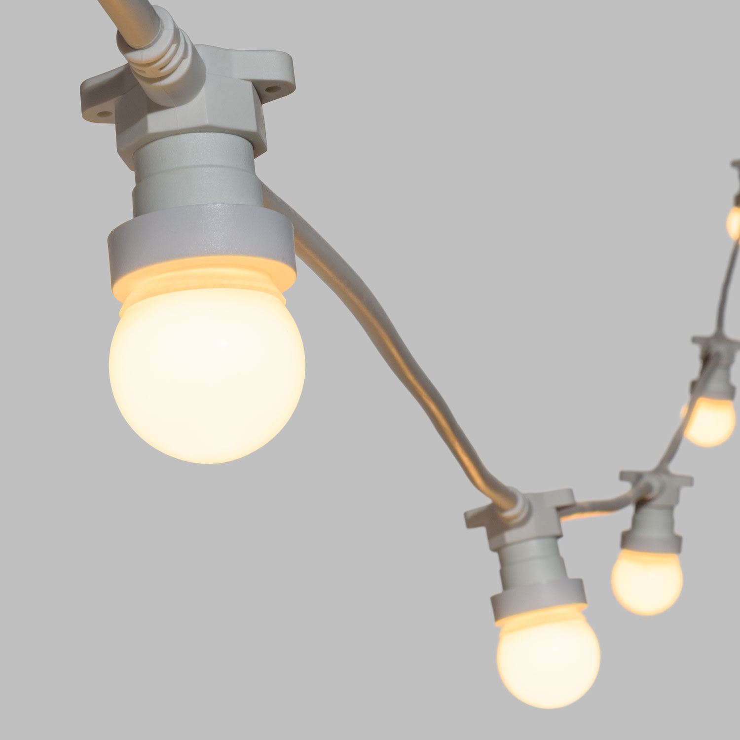 Guirlande Guinguette 5 m avec 5 ampoules led de 1,2 Watt globe Ø 45 mm en plastique blanc 2 Guirlande Guinguette 5 m avec 5 ampoules led de 1,2 Watt globe Ø 45 mm en plastique blanc 2