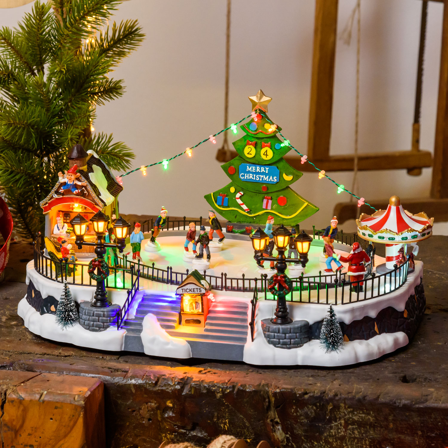 Village de Noël en Polyrésine, Luna Park Lac Gelé avec Patineurs en mouvement, h 22 cm 1 Village de Noël en Polyrésine, Luna Park Lac Gelé avec Patineurs en mouvement, h 22 cm 1