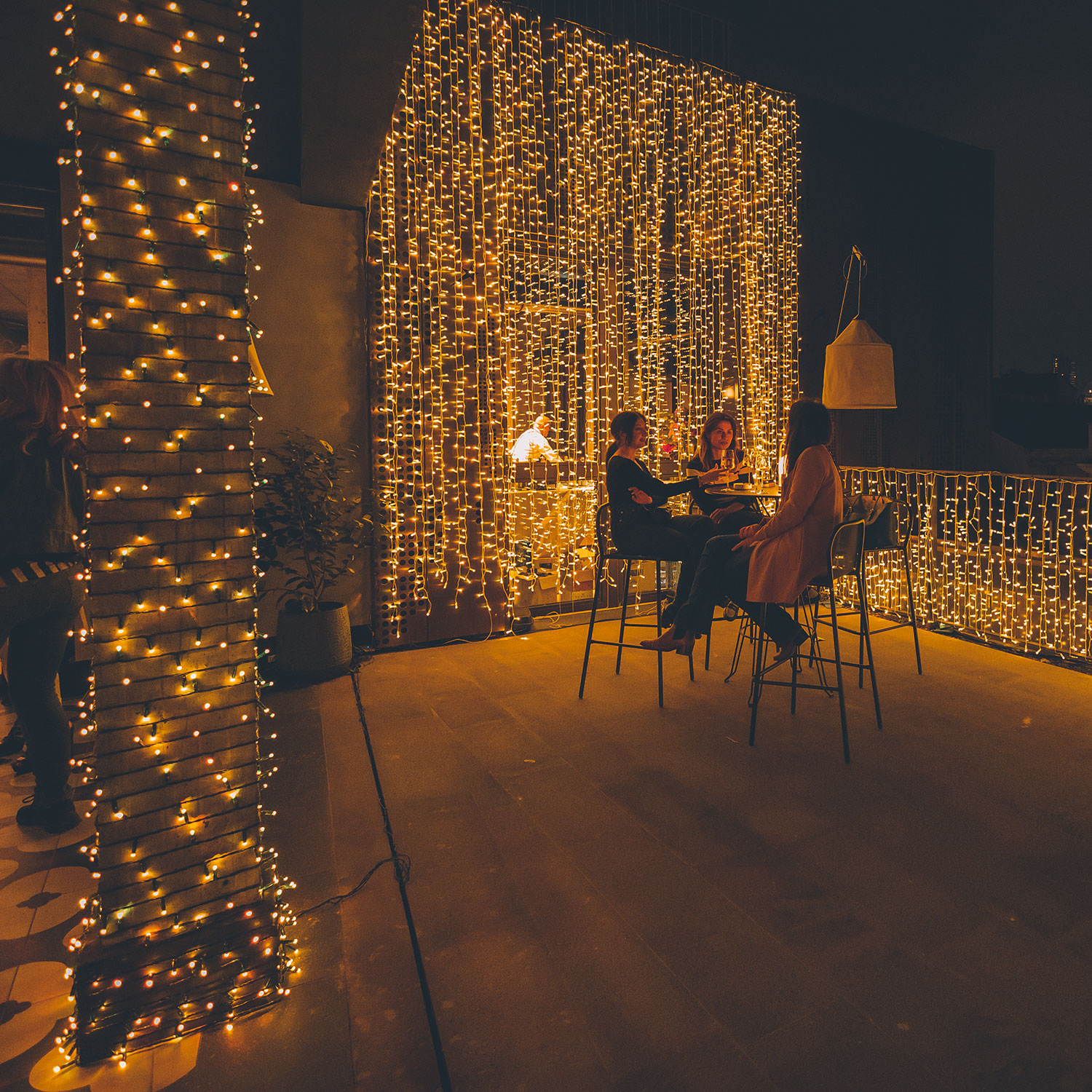 Rideau Twinkly Plus RGB et Blanc Chaud, 1 x h 2 mètres, 250 Led, câble transparent 10 Rideau Twinkly Plus RGB et Blanc Chaud, 1 x h 2 mètres, 250 Led, câble transparent 10