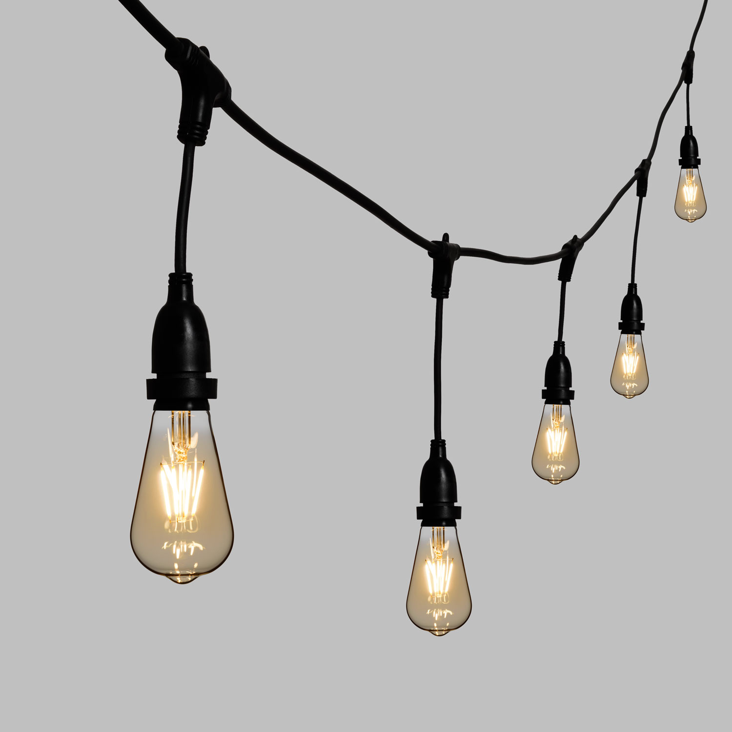 Catena 5 m, 8 lampadine led pendenti Edison Ø 64 mm di 4 Watt, h 30 cm, prolungabile 3 Catena 5 m, 8 lampadine led pendenti Edison Ø 64 mm di 4 Watt, h 30 cm, prolungabile 3