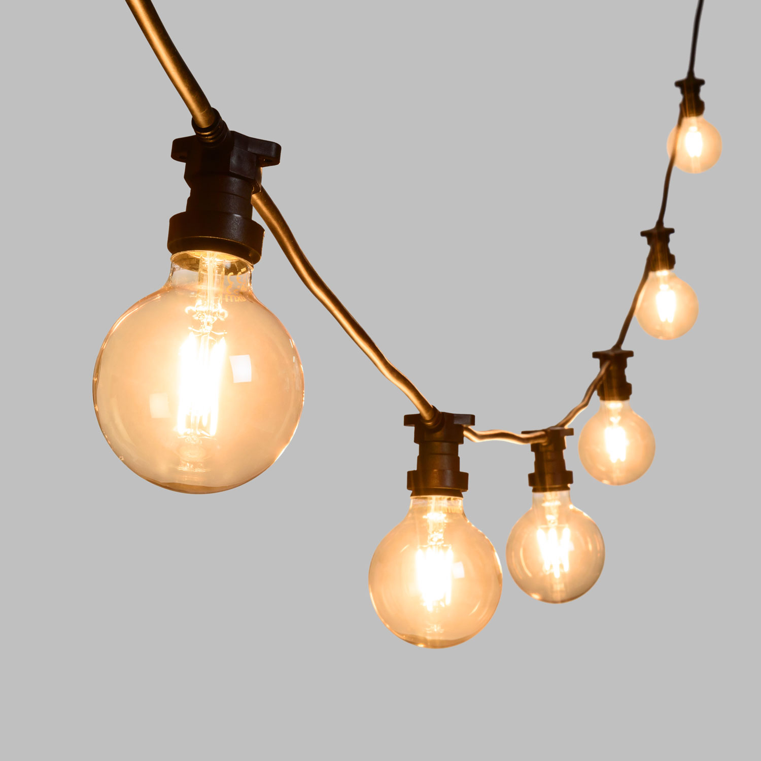 Catena 5 m, 8 lampadine led globo Ø 95 mm di 4 Watt, cavo nero, prolungabile 4 Catena 5 m, 8 lampadine led globo Ø 95 mm di 4 Watt, cavo nero, prolungabile 4