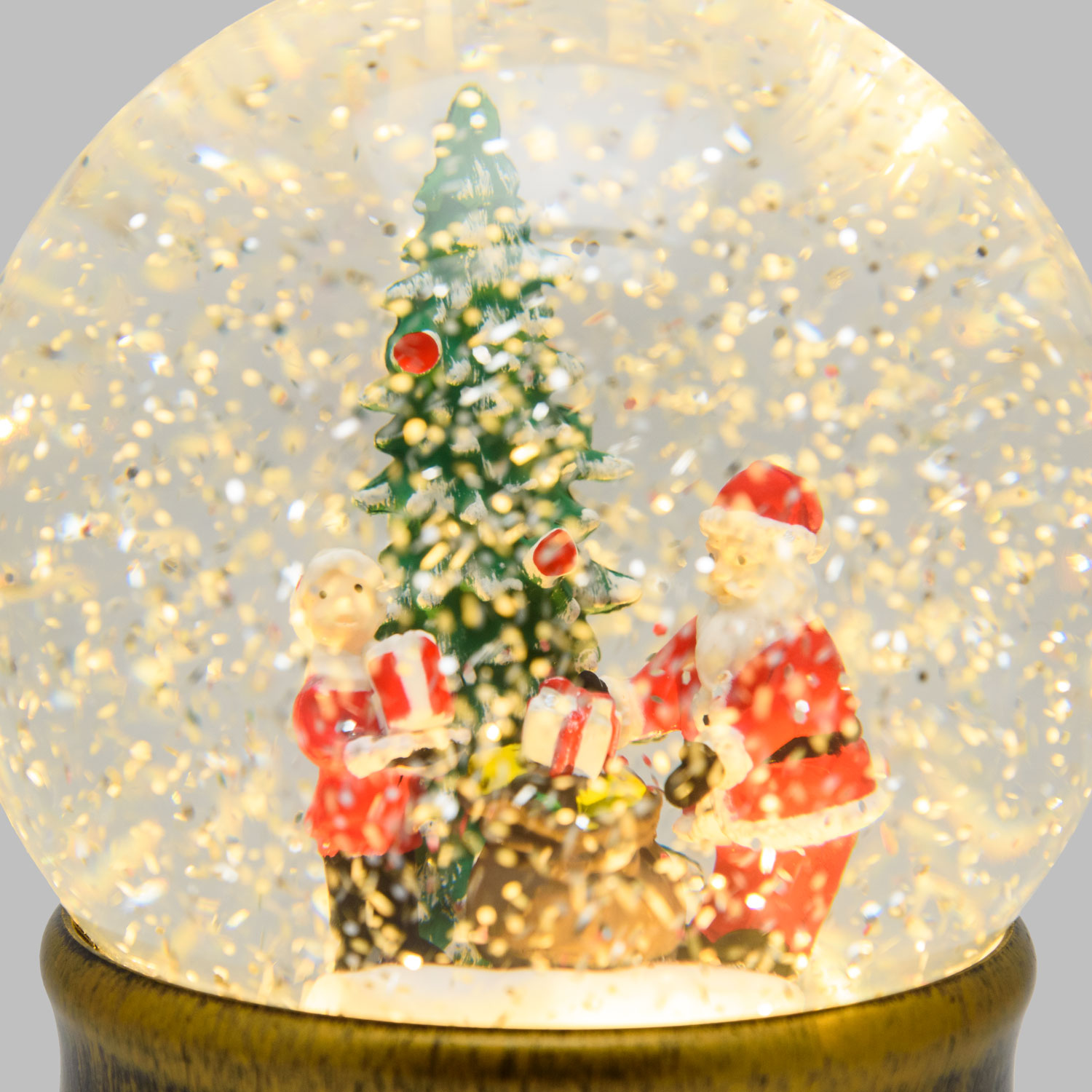 Kugel mit brauner Basis, Weihnachtsbaum mit Weihnachtsmann und Geschenksack, H 17 cm, warmweiße LEDs 6 Kugel mit brauner Basis, Weihnachtsbaum mit Weihnachtsmann und Geschenksack, H 17 cm, warmweiße LEDs 6