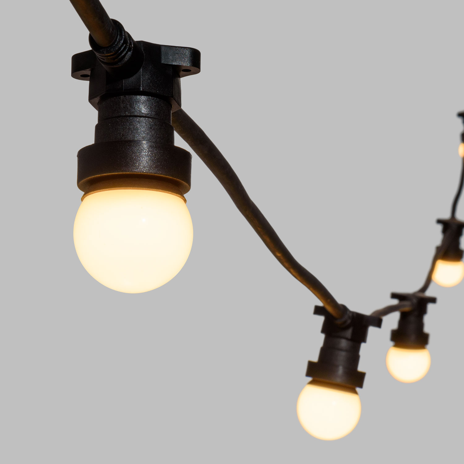 Guirlande Guinguette 5 m avec 5 ampoules led de 1,2 Watt globe Ø 45 mm en plastique blanc 2 Guirlande Guinguette 5 m avec 5 ampoules led de 1,2 Watt globe Ø 45 mm en plastique blanc 2