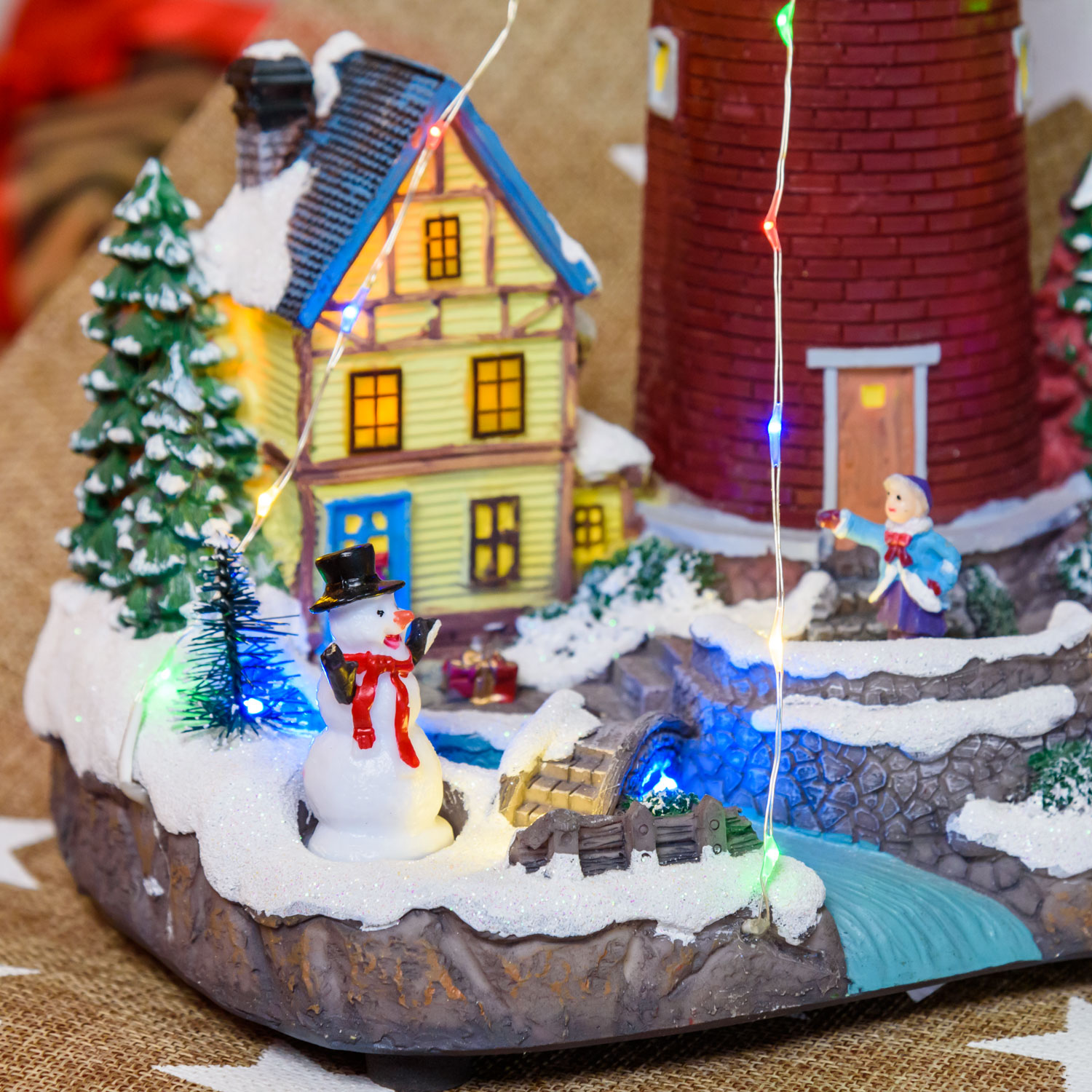 Pueblo Navidad de poliresina a pilas, Faro con luz giratoria, h 29 cm 9 Pueblo Navidad de poliresina a pilas, Faro con luz giratoria, h 29 cm 9