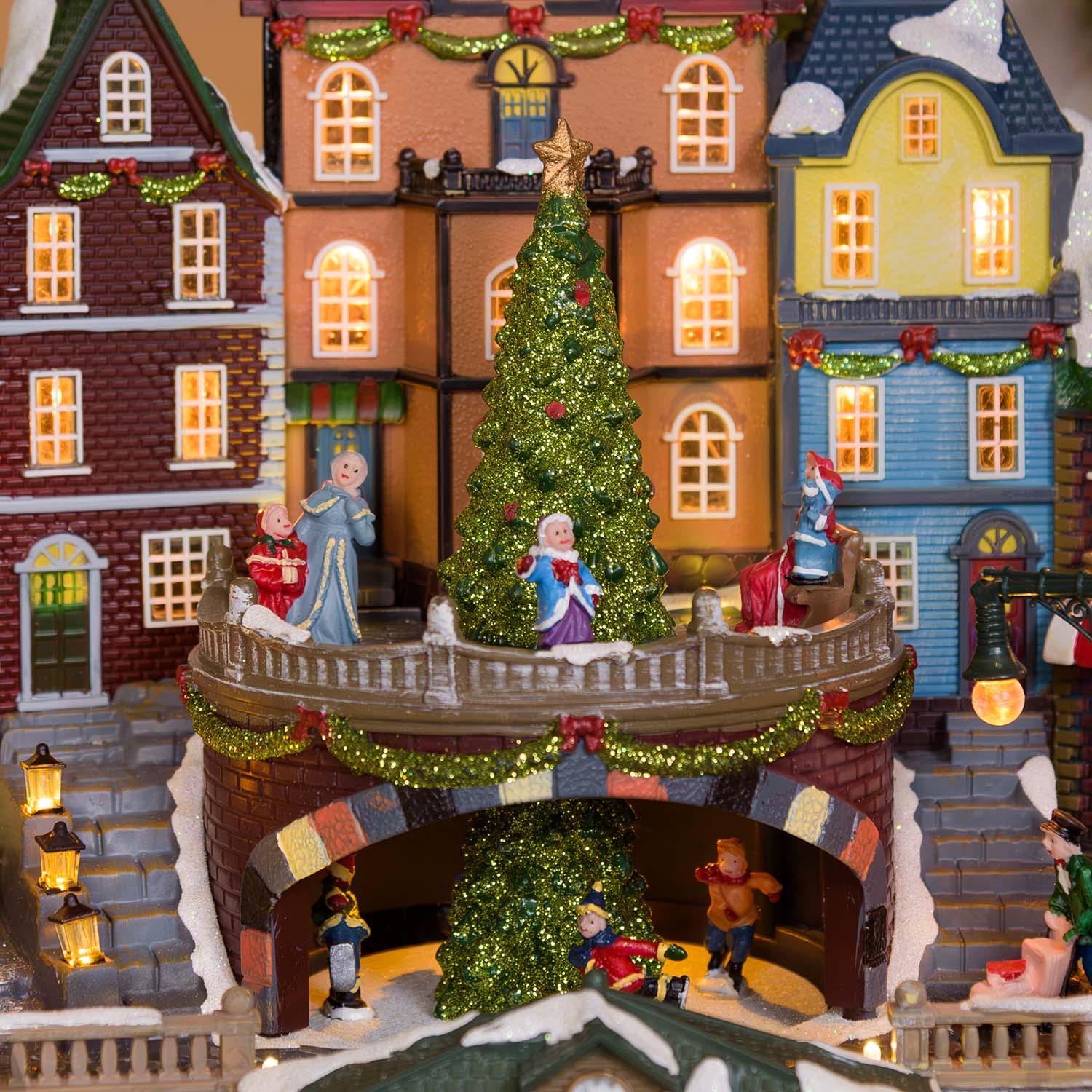 Pueblo de Navidad, Estación con Trenecito en movimiento y Árbol de Navidad giratorio, h 38 cm, villancicos 11 Pueblo de Navidad, Estación con Trenecito en movimiento y Árbol de Navidad giratorio, h 38 cm, villancicos 11