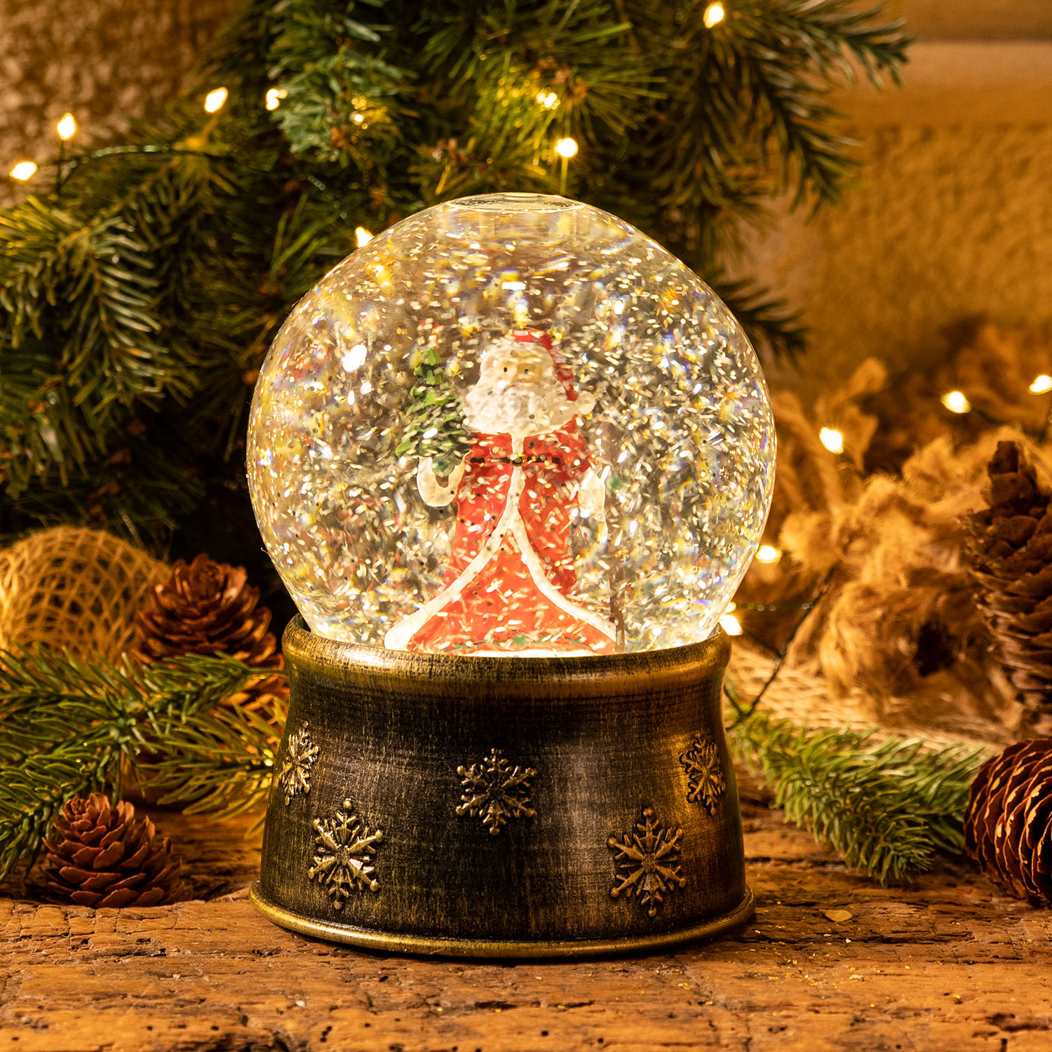 Sfera in vetro con base brunita a batteria con nevicata e Babbo Natale, h. 17 cm, led bianco caldo 1 Sfera in vetro con base brunita a batteria con nevicata e Babbo Natale, h. 17 cm, led bianco caldo 1