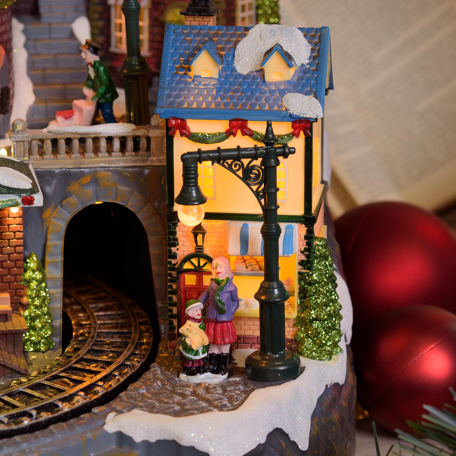 Pueblo de Navidad, Estación con Trenecito en movimiento y Árbol de Navidad giratorio, h 38 cm, villancicos 13 Pueblo de Navidad, Estación con Trenecito en movimiento y Árbol de Navidad giratorio, h 38 cm, villancicos 13