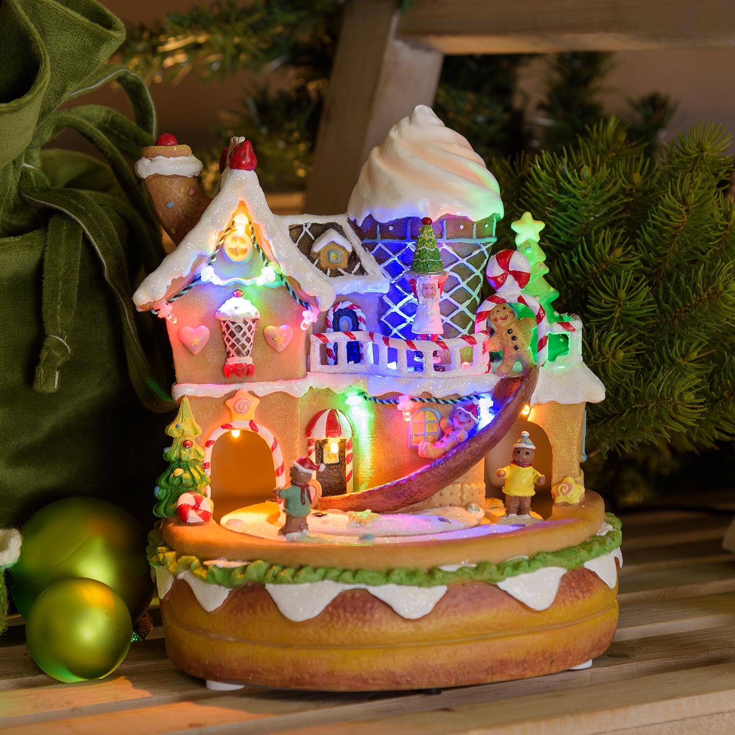 Village de Noël, Village en pain d'épice avec personnages en mouvement, h 25 cm, musiques de Noël Village de Noël, Village en pain d'épice avec personnages en mouvement, h 25 cm, musiques de Noël
