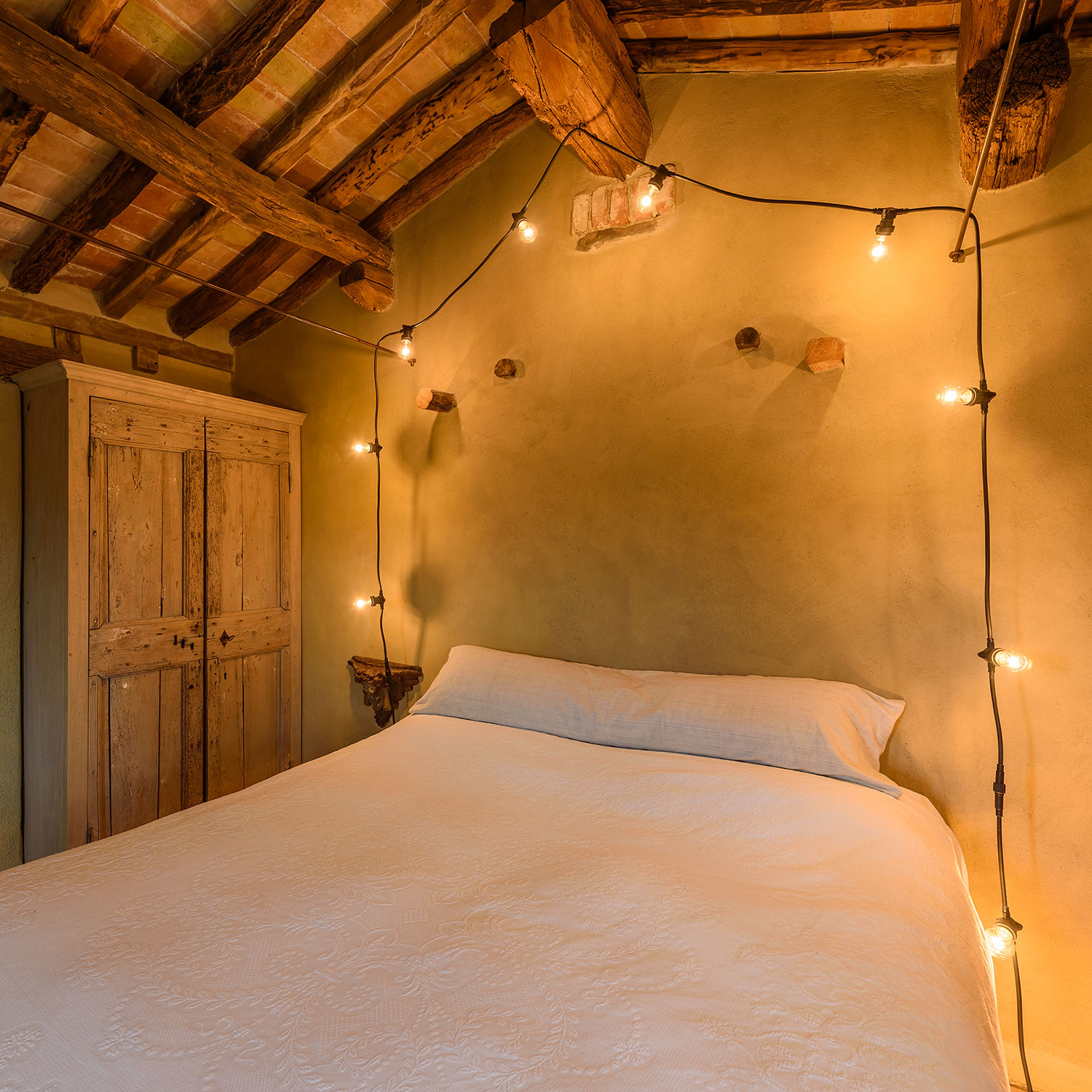 5m E27 Black Festoon Cable, 8 Sockets, Connectable 16 5m E27 Black Festoon Cable, 8 Sockets, Connectable 16