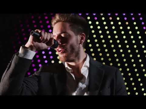 Toile de fond lumineux LED RGB Twinkly Lightwall, 2,5 x h. 2,7 m 2 Toile de fond lumineux LED RGB Twinkly Lightwall, 2,5 x h. 2,7 m 2