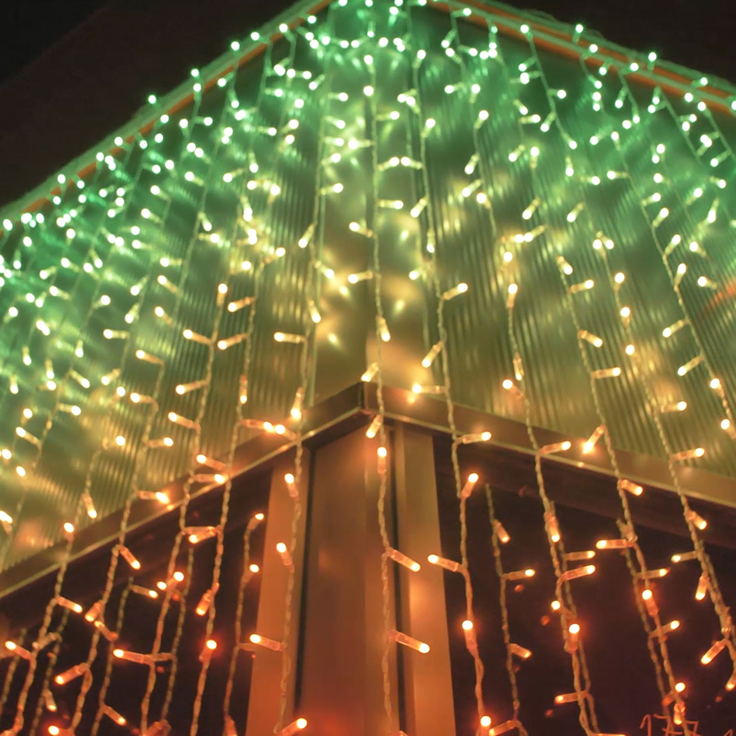 Rideau Twinkly Plus RGB et Blanc Chaud, 1 x h 2 mètres, 250 Led, câble transparent 12 Rideau Twinkly Plus RGB et Blanc Chaud, 1 x h 2 mètres, 250 Led, câble transparent 12