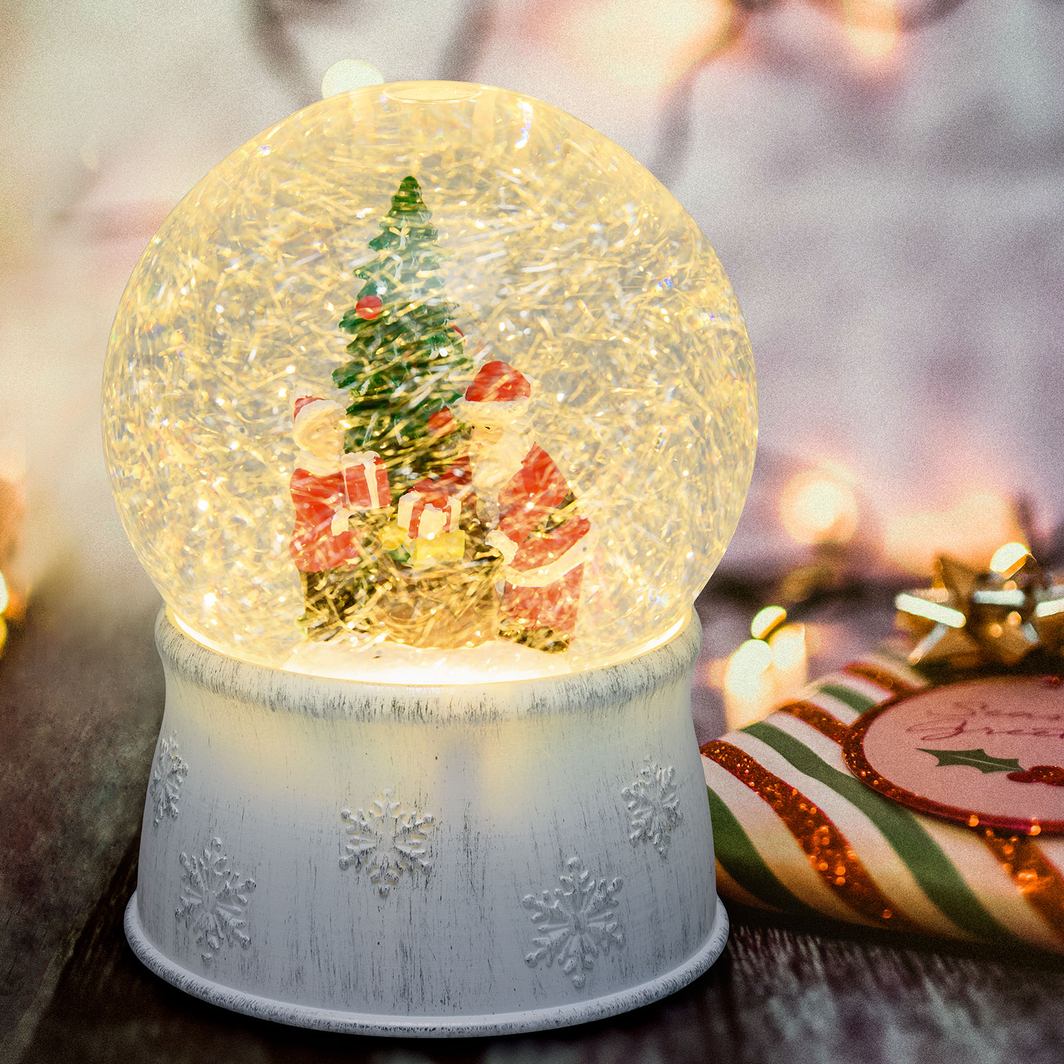 Bola de cristal, base blanco envejecido, árbol de Navidad con Papá Noel y saco regalos, led blanco cálido Bola de cristal, base blanco envejecido, árbol de Navidad con Papá Noel y saco regalos, led blanco cálido
