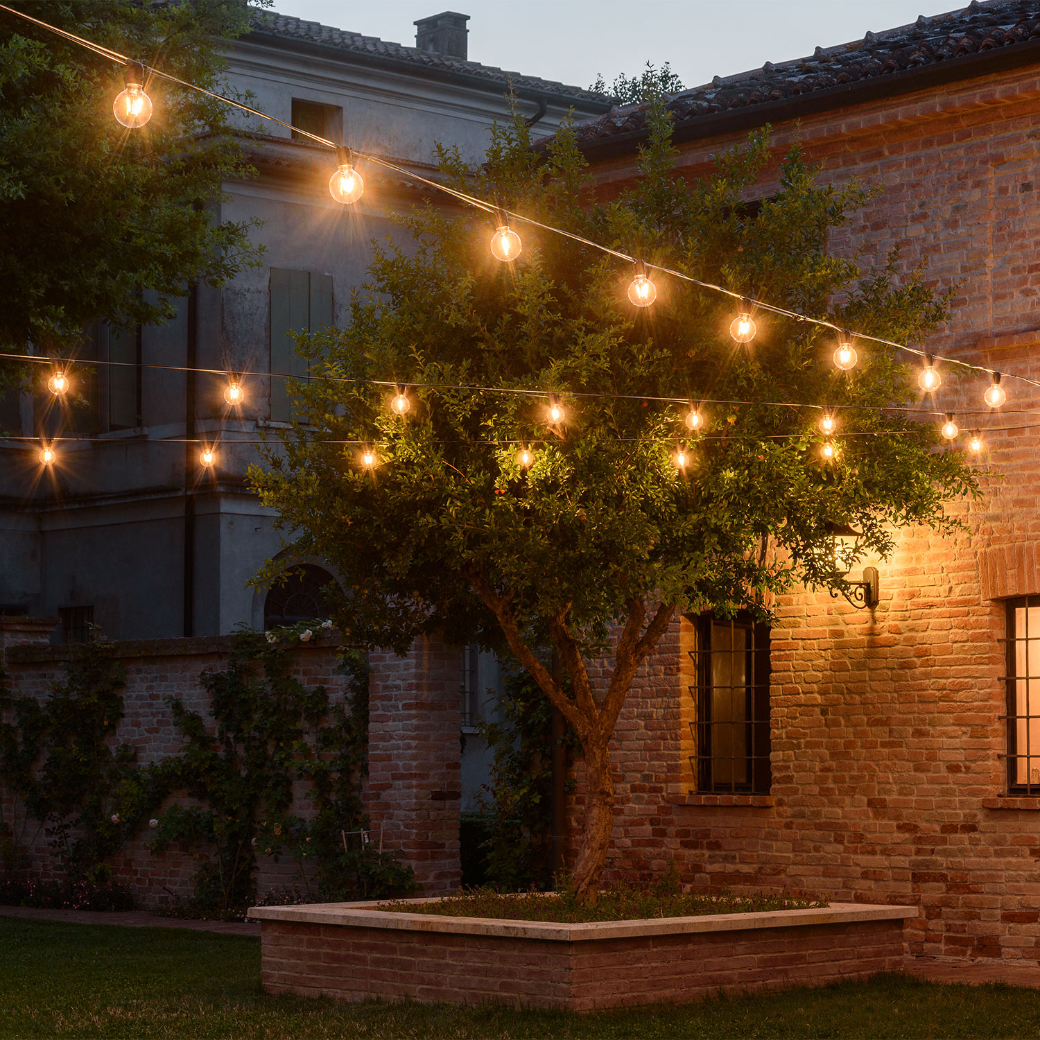 Party Lichterkette 8 m, 10 LED-Birnen warmweiß Ø 80 mm, schwarzes Kabel, erweiterbar 8 Party Lichterkette 8 m, 10 LED-Birnen warmweiß Ø 80 mm, schwarzes Kabel, erweiterbar 8