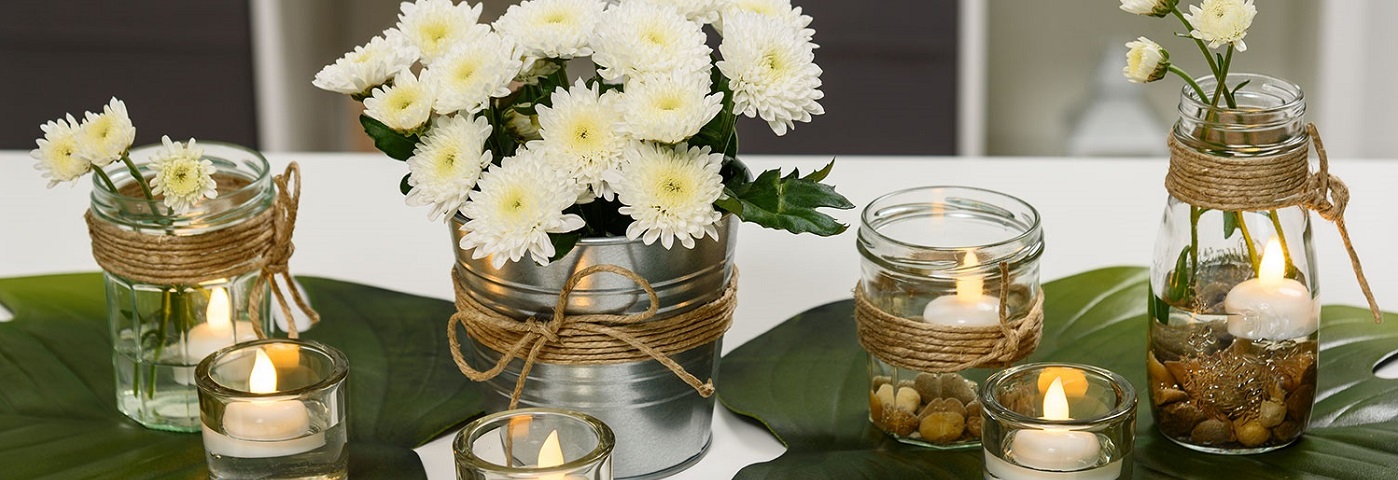 Gestalten Sie einen einfachen Tafelaufsatz mit Blumen und Kerzen Gestalten Sie einen einfachen Tafelaufsatz mit Blumen und Kerzen