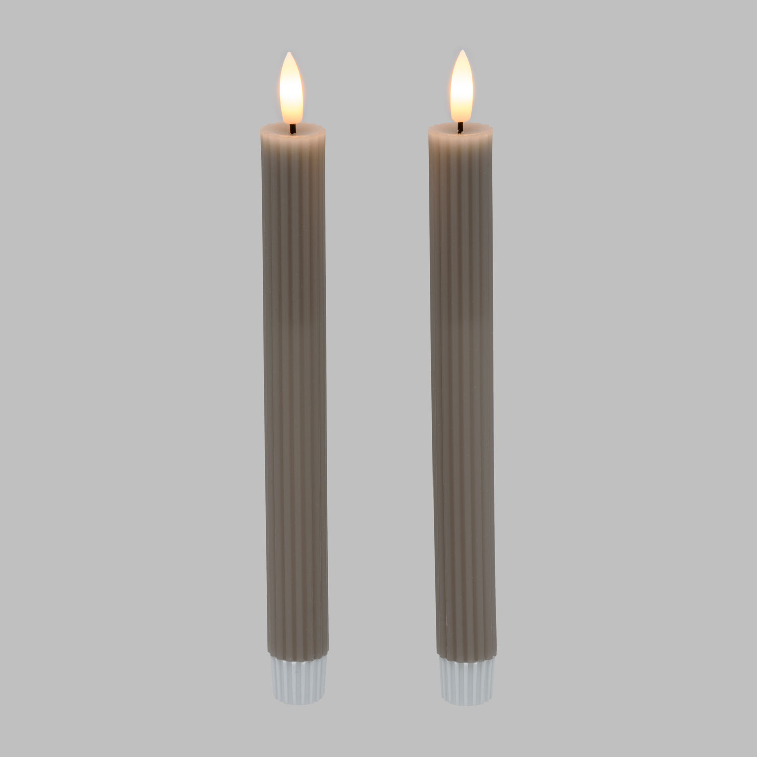 Set 2 Kerzenständer in Graubraun mit Rippenstruktur aus Wachs, 3D-Flamme mit Docht 3 Set 2 Kerzenständer in Graubraun mit Rippenstruktur aus Wachs, 3D-Flamme mit Docht 3