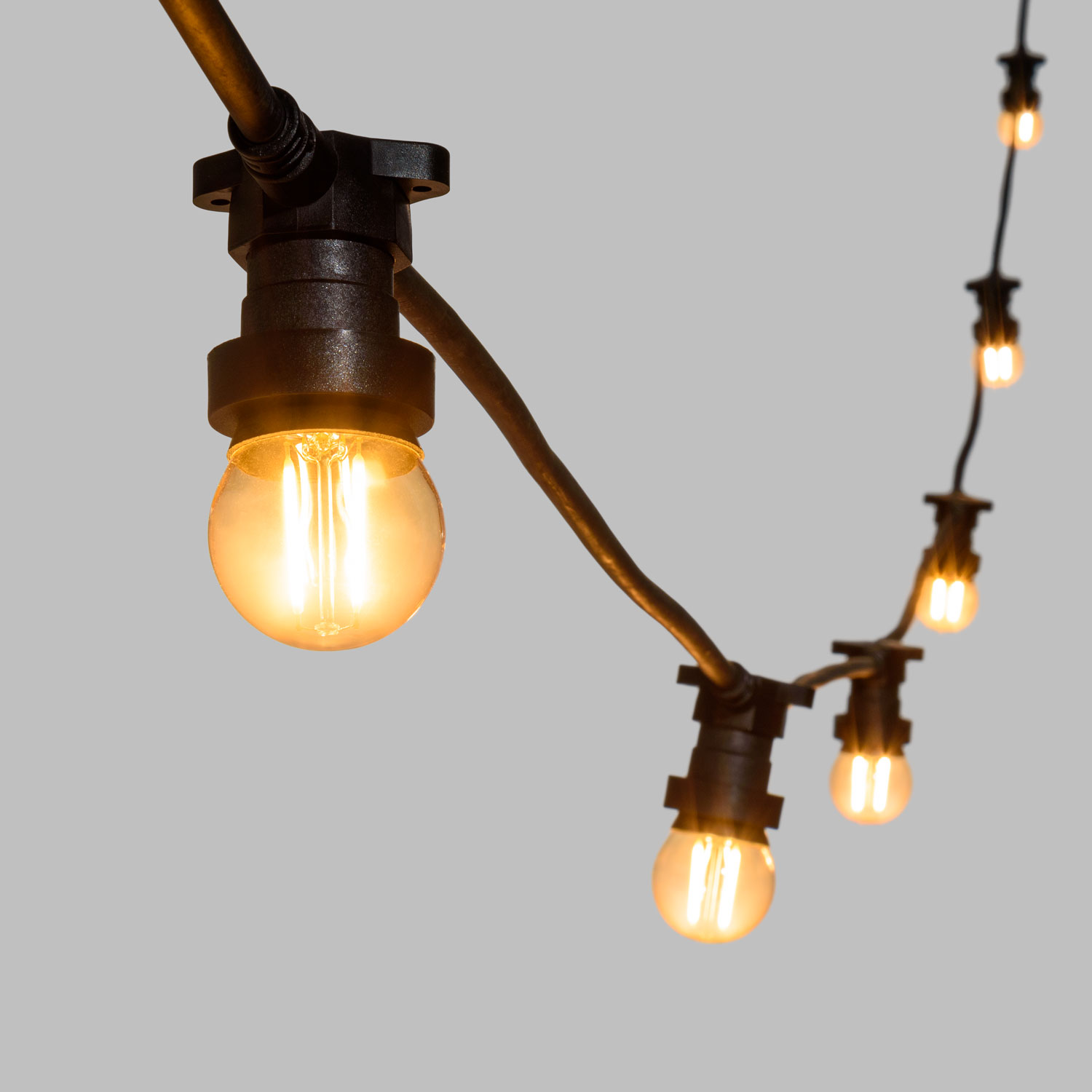 Catena 5 m, 8 lampadine led globo Ø 45 mm di 2 Watt, cavo nero, prolungabile 3 Catena 5 m, 8 lampadine led globo Ø 45 mm di 2 Watt, cavo nero, prolungabile 3