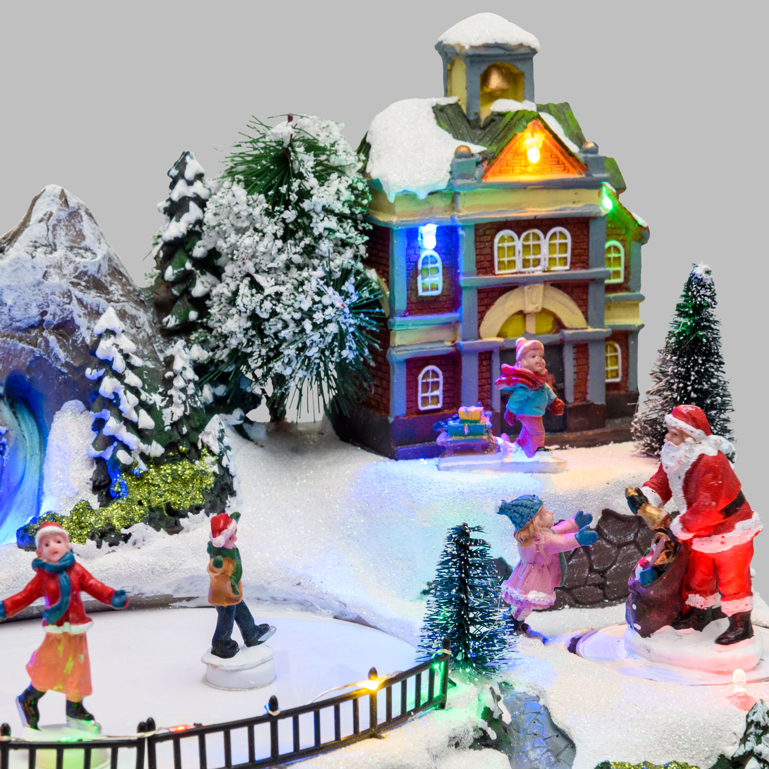 Village de Noël en Polyrésine, Lac Montagneux avec Patineurs en mouvement, h 20 cm 3 Village de Noël en Polyrésine, Lac Montagneux avec Patineurs en mouvement, h 20 cm 3