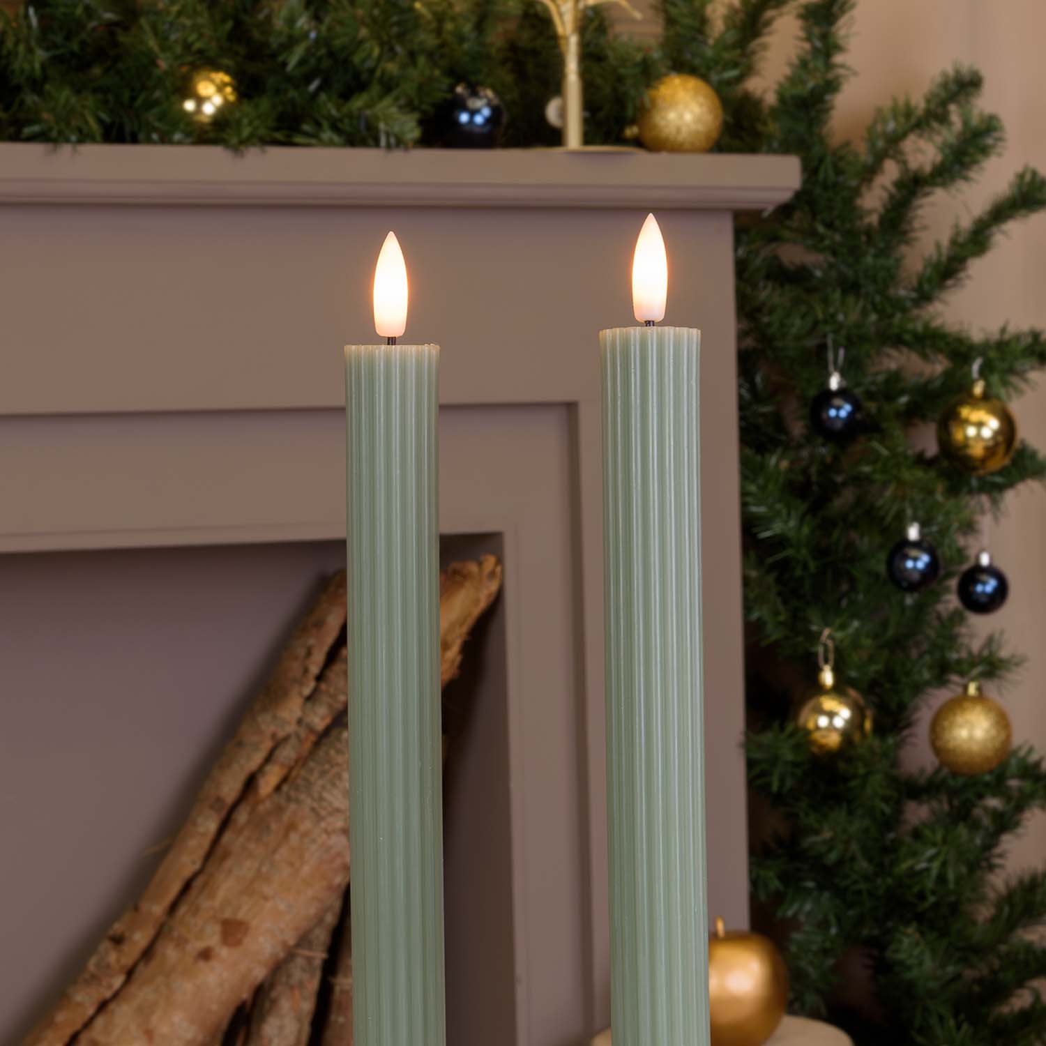 Set von 2 grünen Kerzen mit Stiel, gerippt aus Wachs, 3D-Flamme mit Docht 7 Set von 2 grünen Kerzen mit Stiel, gerippt aus Wachs, 3D-Flamme mit Docht 7