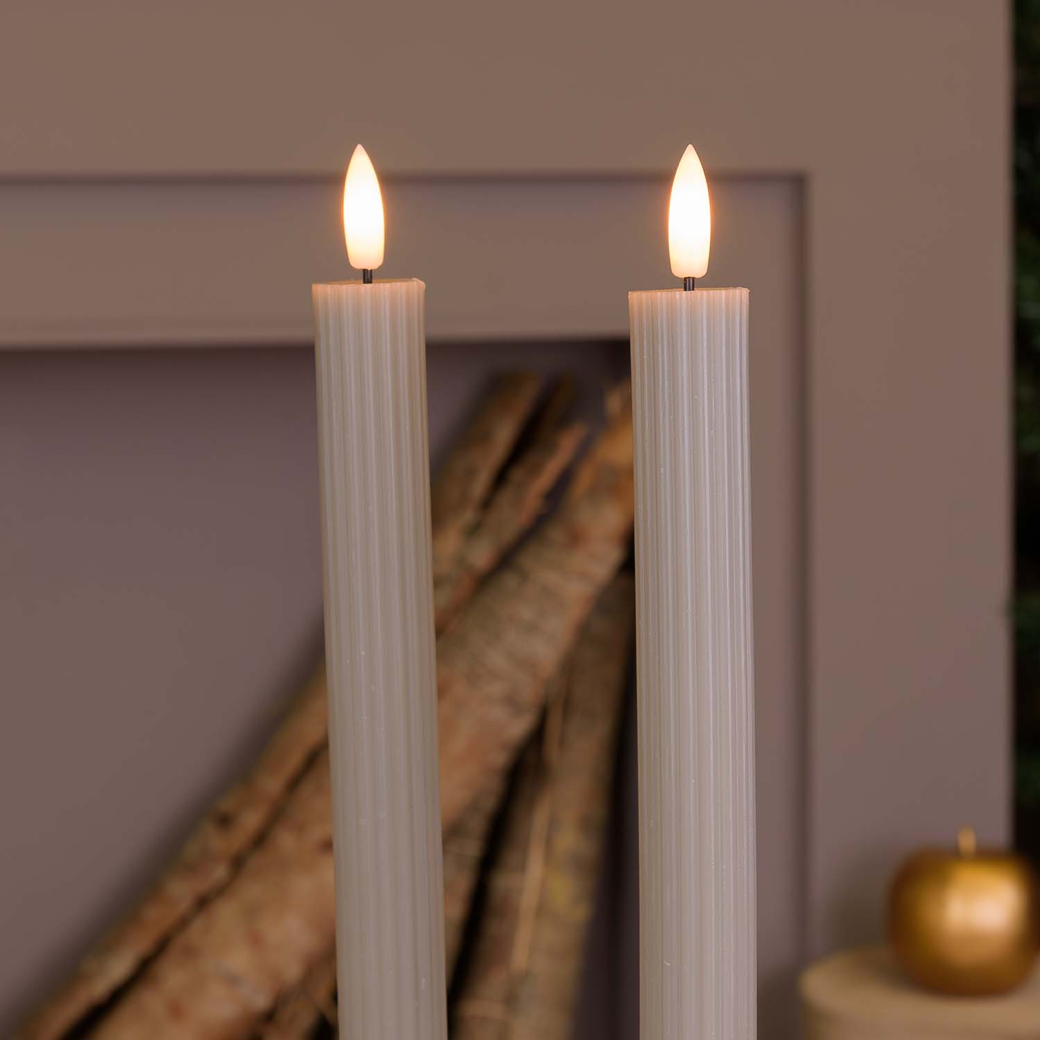 Set 2 Kerzenständer in Graubraun mit Rippenstruktur aus Wachs, 3D-Flamme mit Docht 7 Set 2 Kerzenständer in Graubraun mit Rippenstruktur aus Wachs, 3D-Flamme mit Docht 7