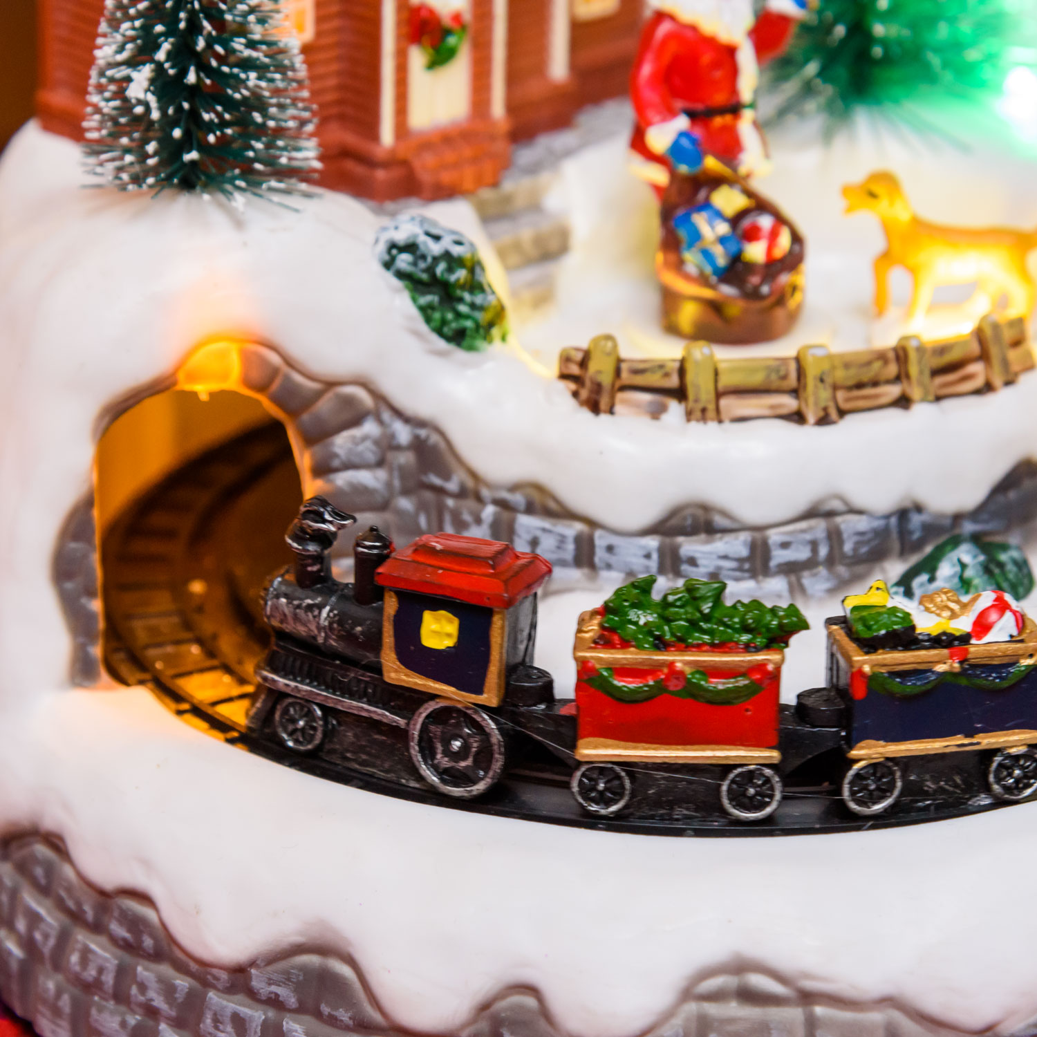 Village de Noël, Paysage avec le Père Noël et Chien, Petit Train tournant dans le Tunnel, h 21,5 cm 9 Village de Noël, Paysage avec le Père Noël et Chien, Petit Train tournant dans le Tunnel, h 21,5 cm 9