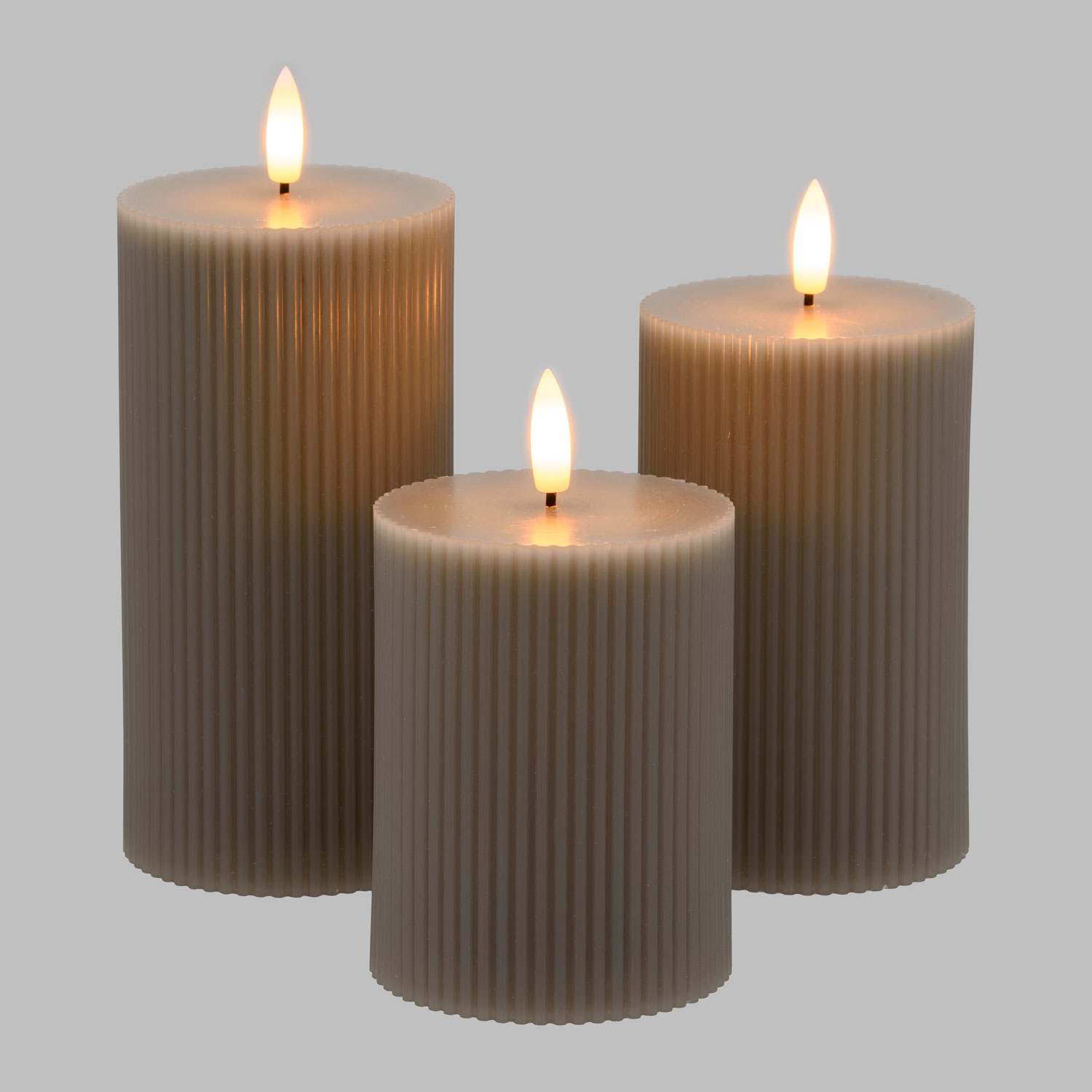 Set von 3 graubraunen Rippenkerzen aus Wachs mit 3D-Flamme und Docht 3 Set von 3 graubraunen Rippenkerzen aus Wachs mit 3D-Flamme und Docht 3