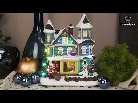 Weihnachtsdorf, Haus mit weihnachtlicher Szene, beweglichen Schlitten und RGB-Weihnachtsbaum, H 23 cm, Weihnachtslieder 2