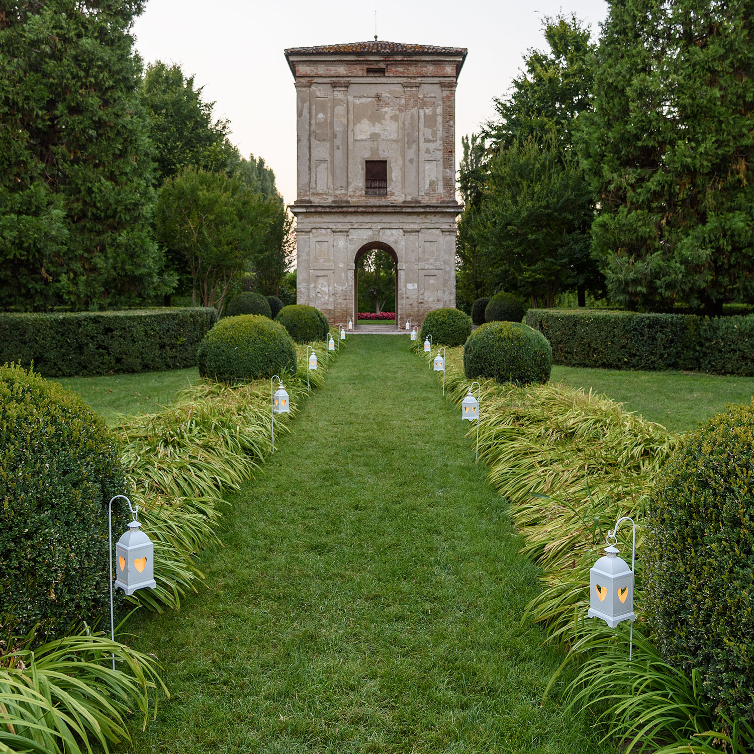 4 tiges porte lanterne en métal blanc, h 110 cm 3 4 tiges porte lanterne en métal blanc, h 110 cm 3