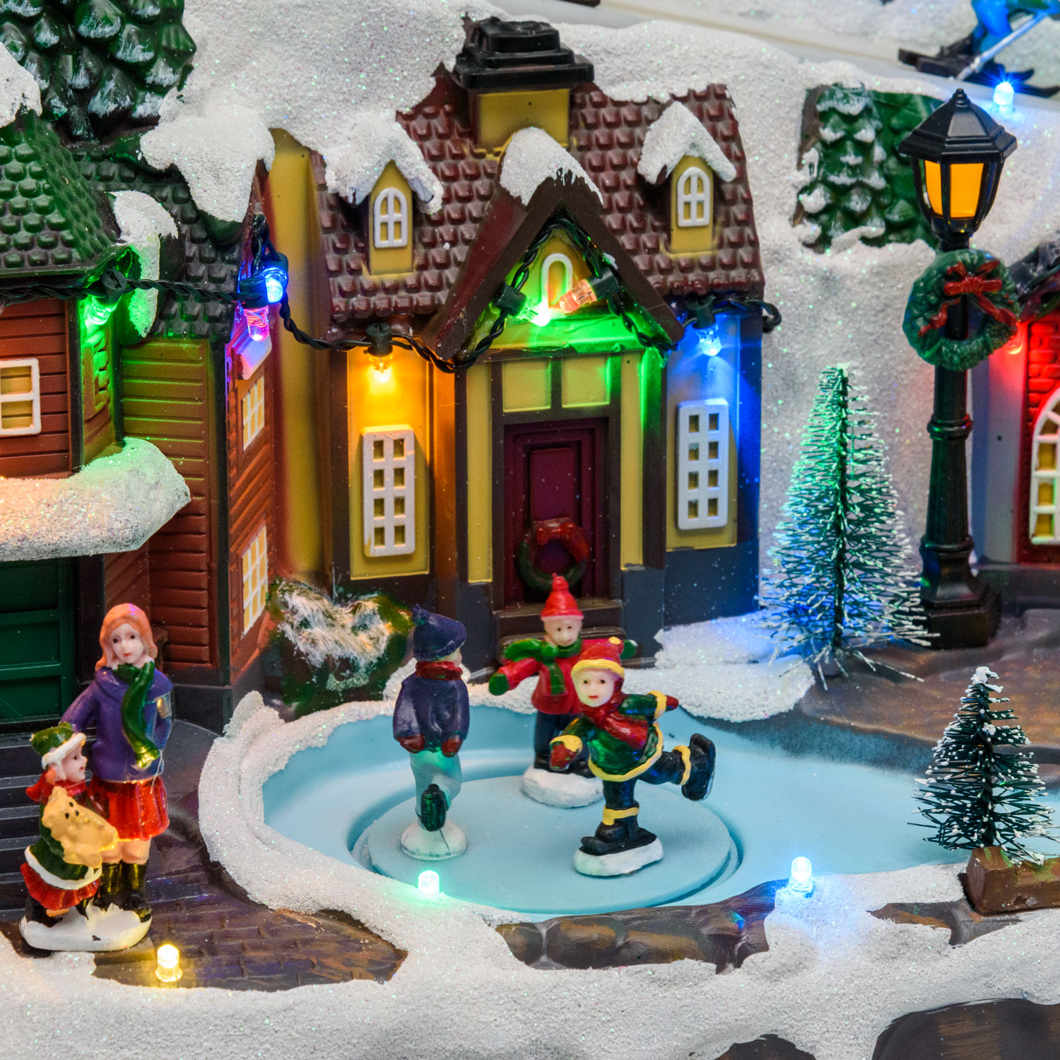 Weihnachtsdorf, mit Skifahrern und rotierenden Schlittschuhläufern, h 24 cm, mit Weihnachtsliedern 3 Weihnachtsdorf, mit Skifahrern und rotierenden Schlittschuhläufern, h 24 cm, mit Weihnachtsliedern 3