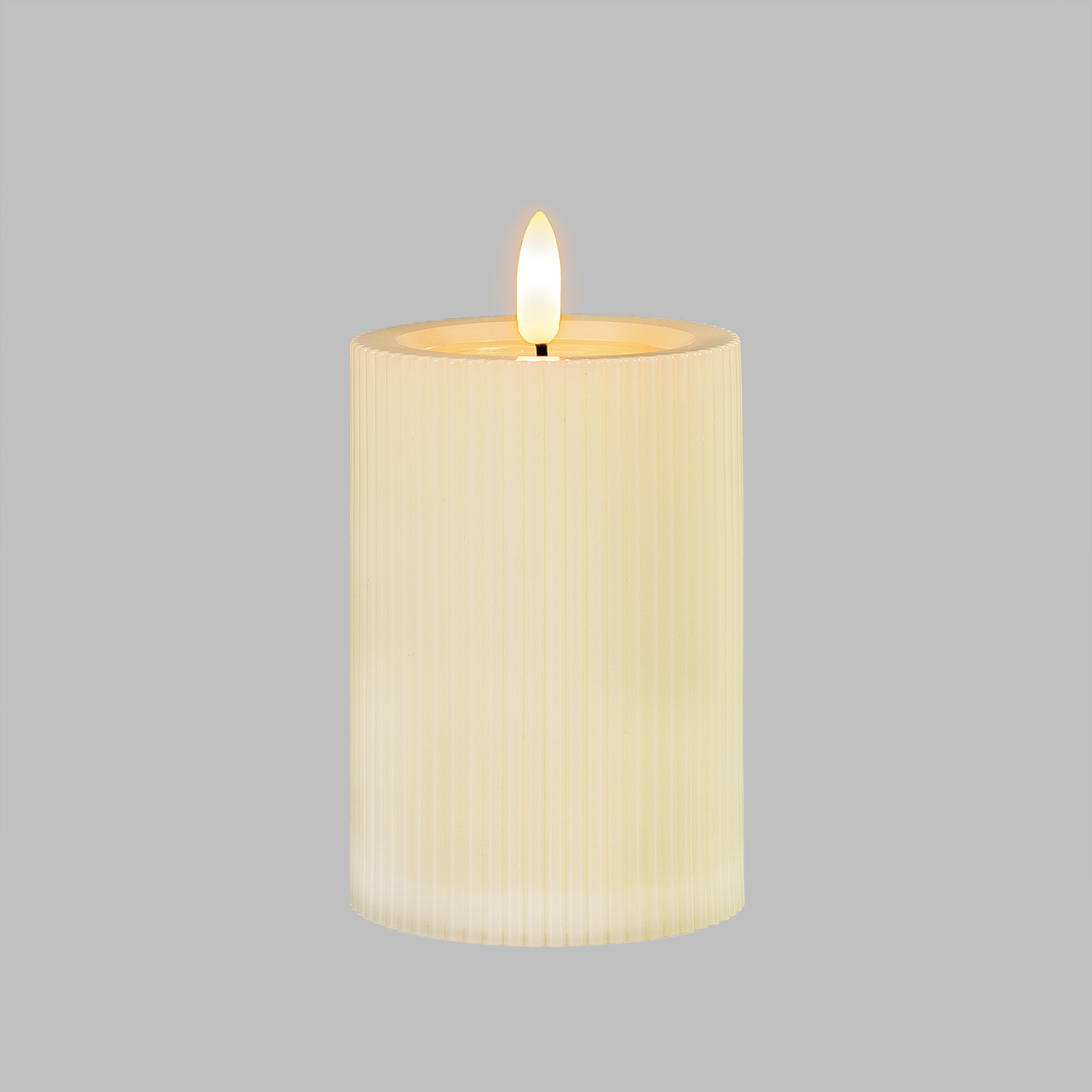 Candela Avorio a Coste per uso esterno, h 10 cm, Ø 7,5cm, fiamma 3D con stoppino ed effetto cera sciolta Candela Avorio a Coste per uso esterno, h 10 cm, Ø 7,5cm, fiamma 3D con stoppino ed effetto cera sciolta