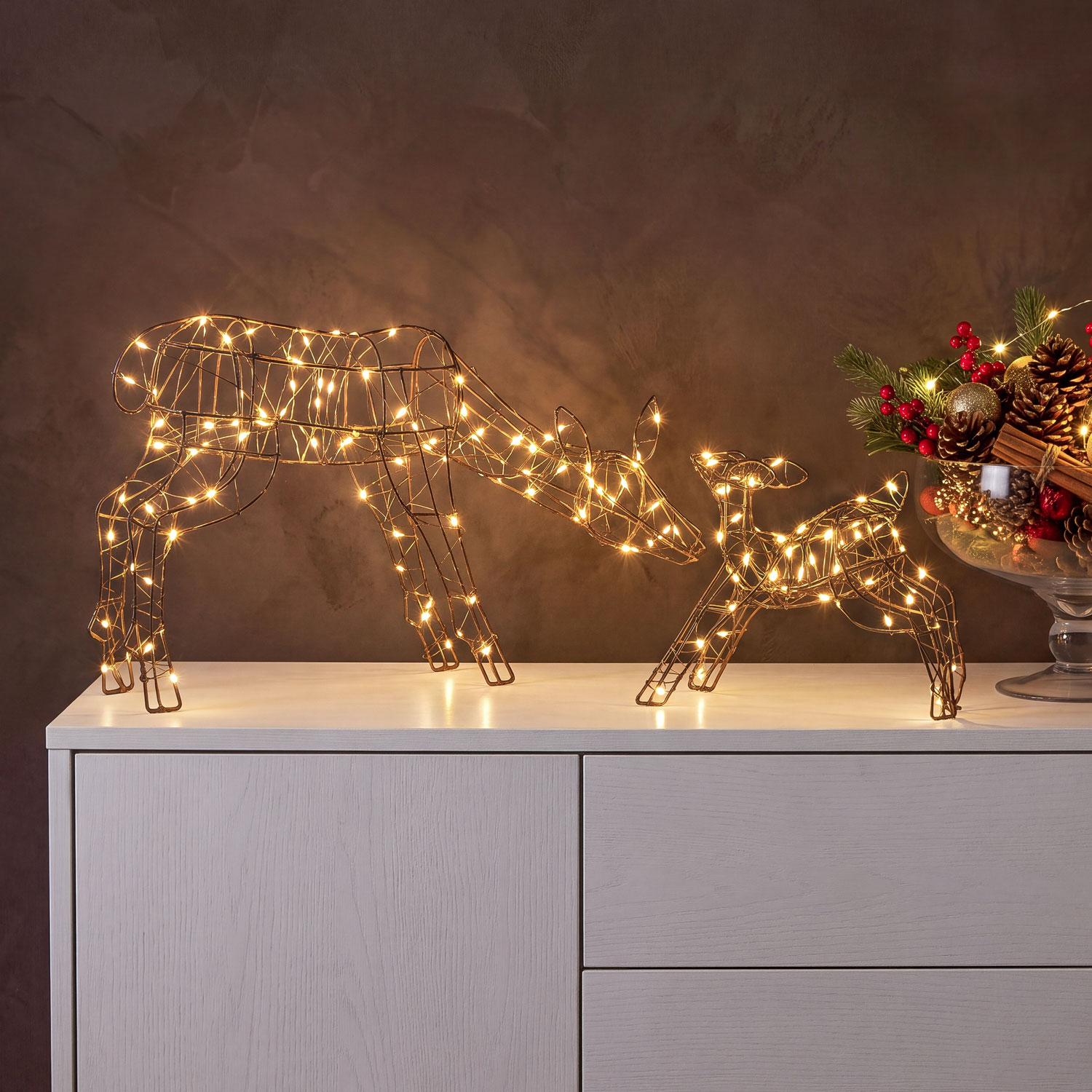 3D Rentier mit Jungtier, braun, H 25 cm, 150 Micro-LEDs Warmweiß, braunes Metallkabel, für Innenbereich