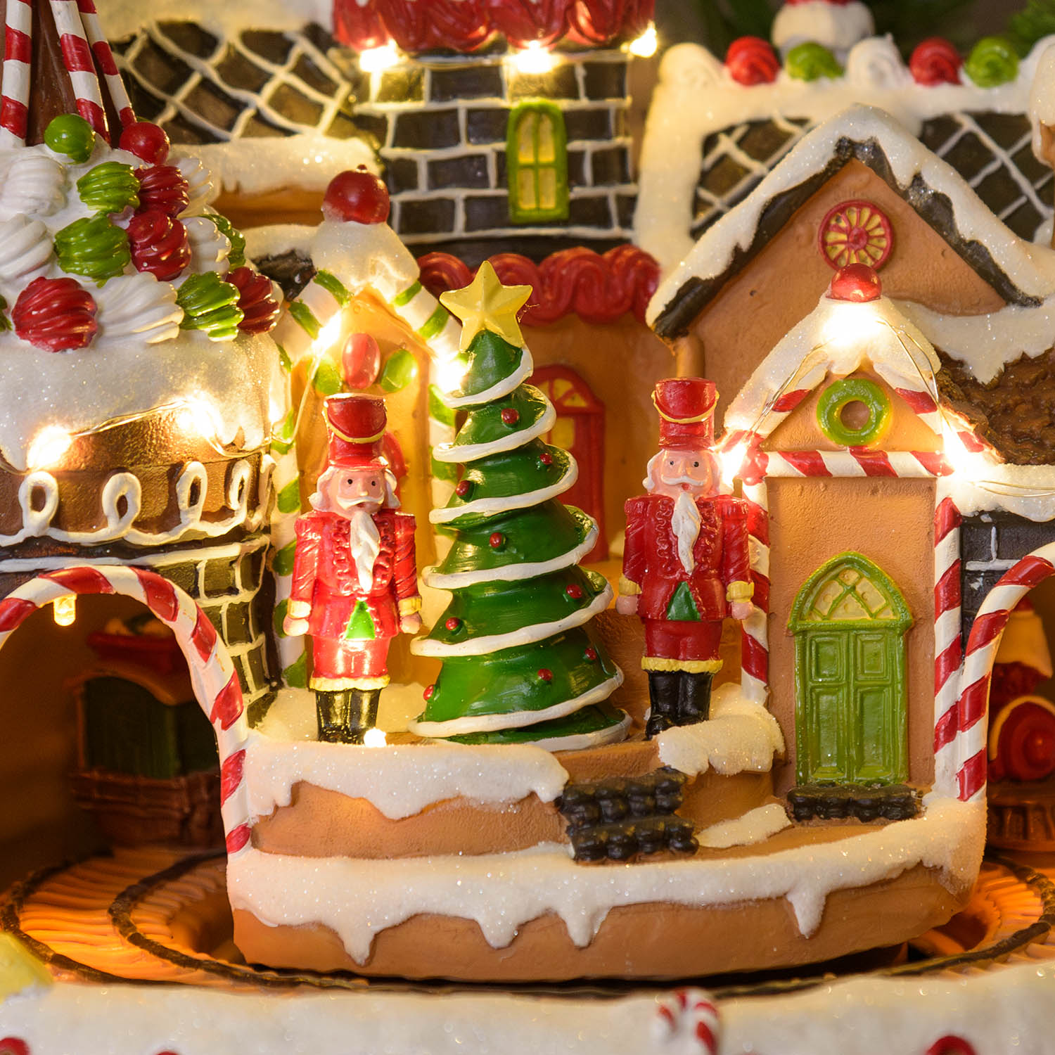 Villaggio di Natale, Candy Village con Trenino rotante, h 25 cm, musiche natalizie 9 Villaggio di Natale, Candy Village con Trenino rotante, h 25 cm, musiche natalizie 9