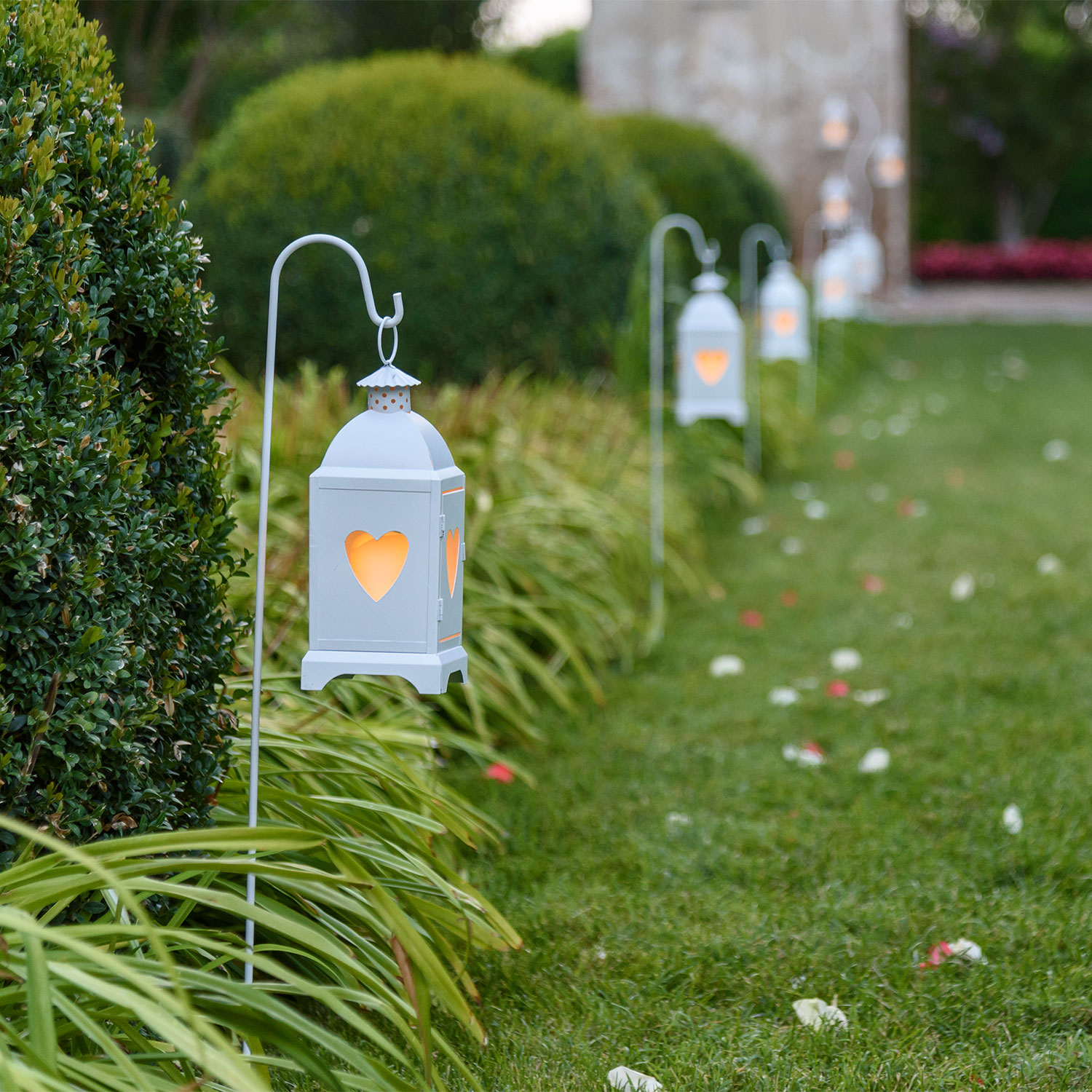 4 tiges porte lanterne en métal blanc, h 110 cm 2 4 tiges porte lanterne en métal blanc, h 110 cm 2