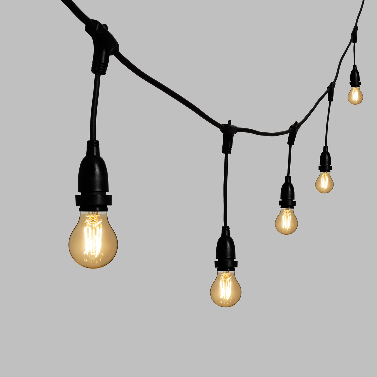 Catena 5 m, 8 lampadine led pendenti goccia Ø 60 mm di 4 Watt, h 30 cm, prolungabile 3 Catena 5 m, 8 lampadine led pendenti goccia Ø 60 mm di 4 Watt, h 30 cm, prolungabile 3