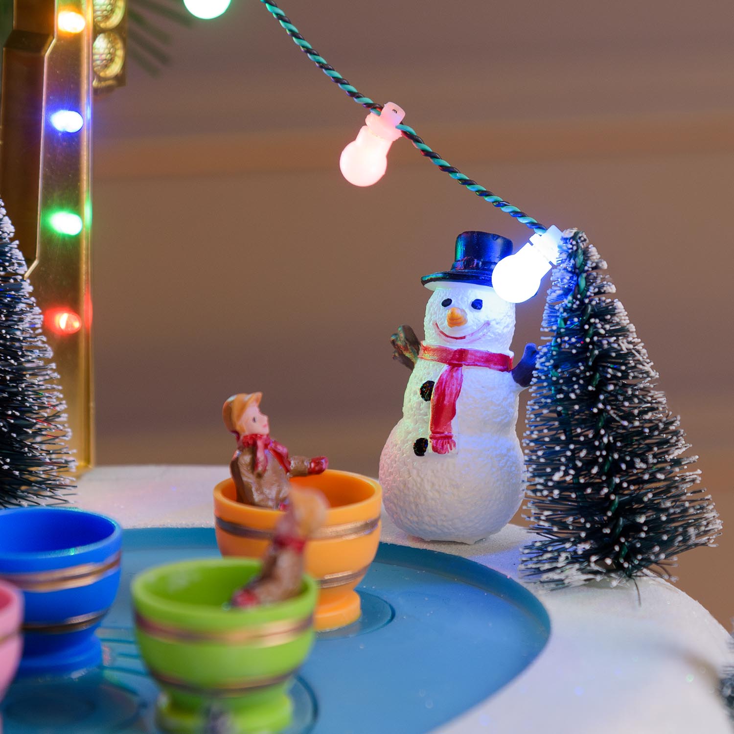 Villagio di Natale con Paesaggio Innevato Luna Park con Tazze rotanti in movimento, h 20 cm, musiche natalizie 10 Villagio di Natale con Paesaggio Innevato Luna Park con Tazze rotanti in movimento, h 20 cm, musiche natalizie 10