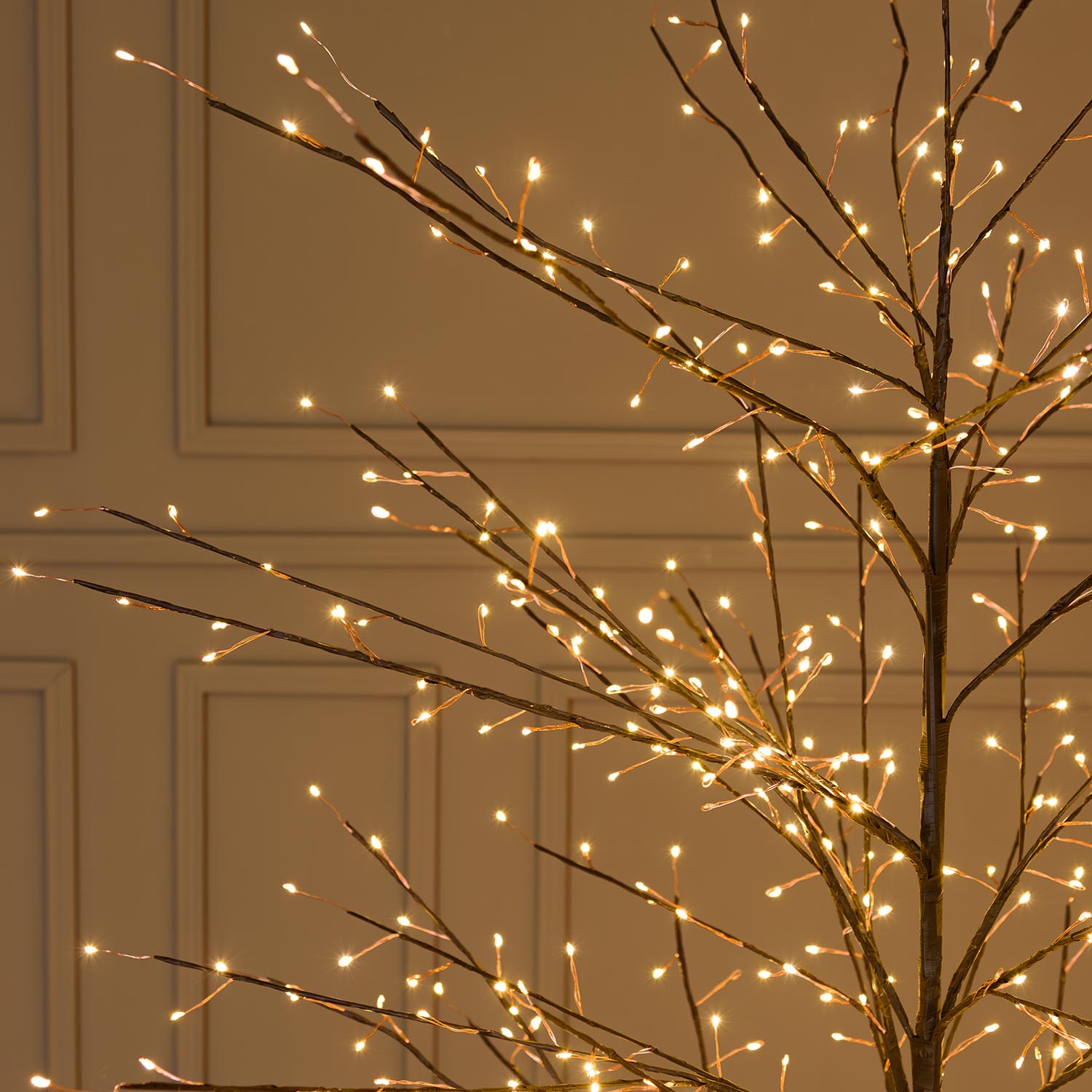 Der Braun-Lindenastbaum mit einer Höhe von 1,70 m verfügt über 784 warmweiße Mikro-LEDs, Innenbereich