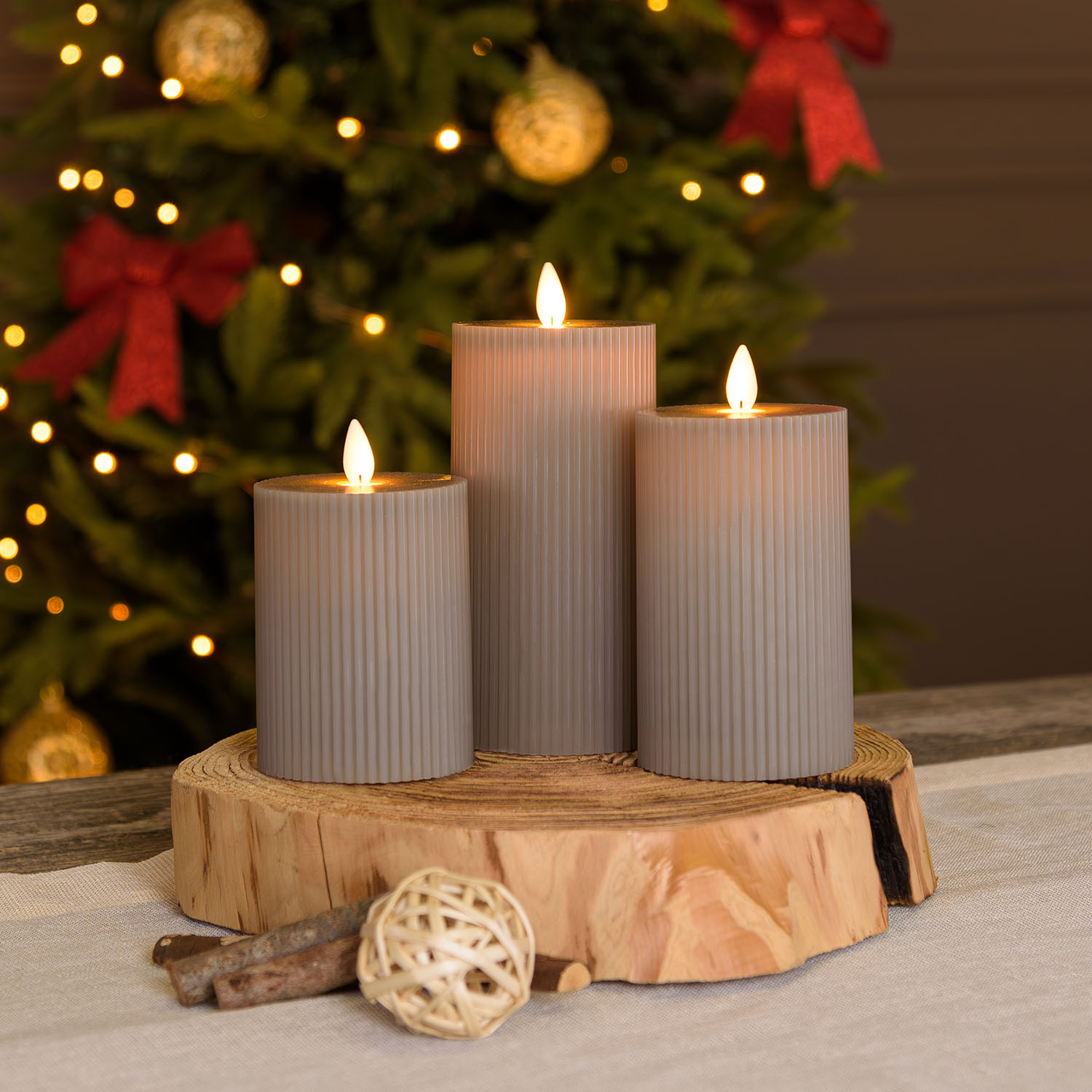 Set 3 candele grigio marrone a coste in cera, fiamma in movimento Set 3 candele grigio marrone a coste in cera, fiamma in movimento