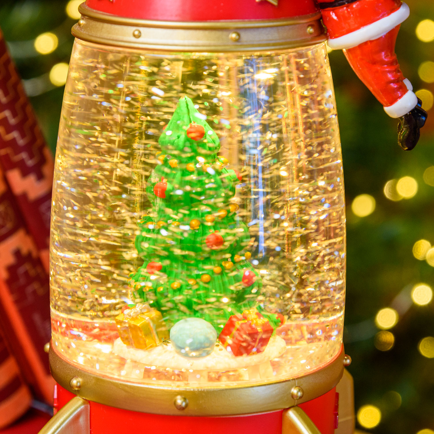 Raketenlaterne mit Astronaut-Weihnachtsmann, rot und gold, h 27,5 cm, warmweiß 10 Raketenlaterne mit Astronaut-Weihnachtsmann, rot und gold, h 27,5 cm, warmweiß 10