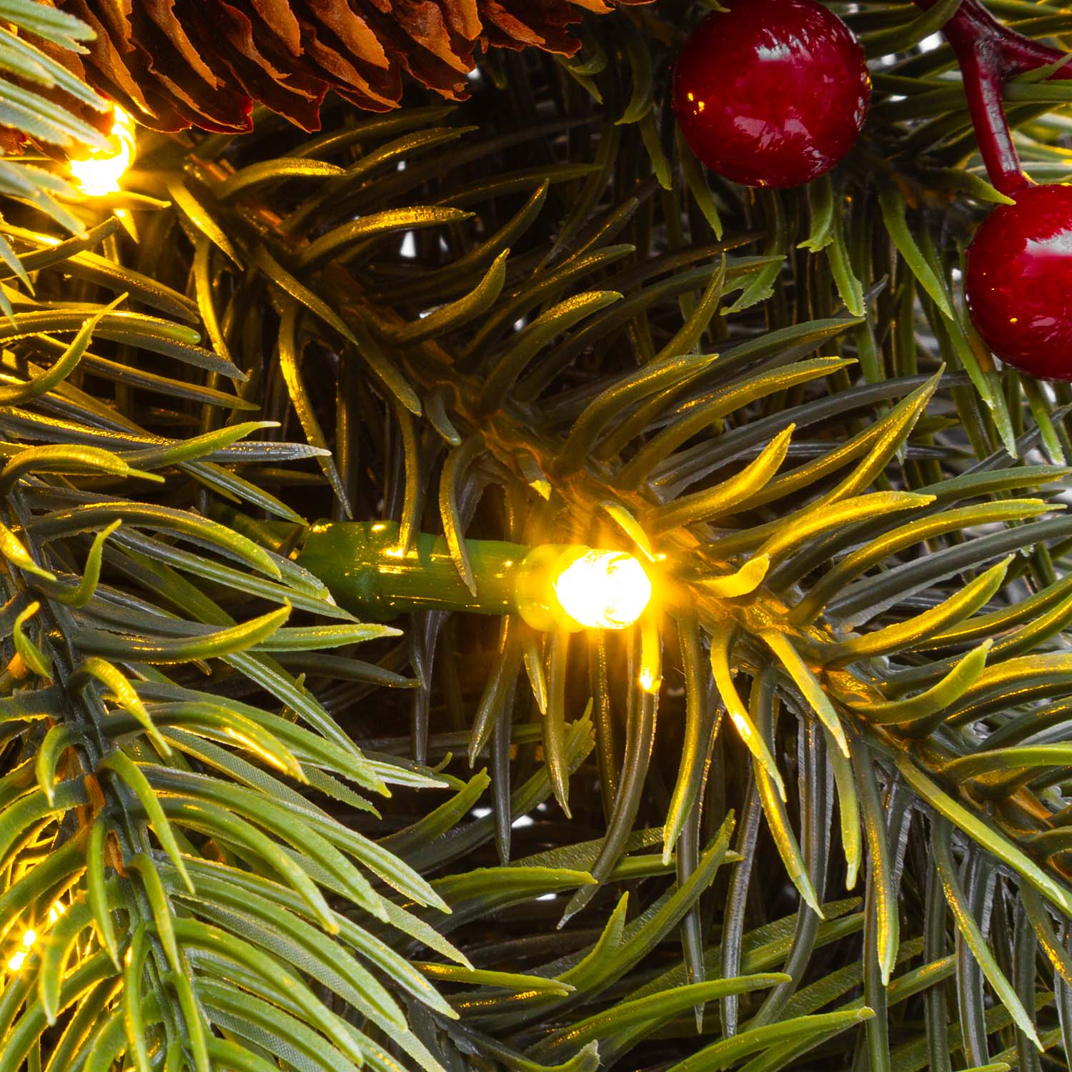 Künstlicher Weihnachtskranz, batteriebetrieben, Ø 60 cm, mit Zapfen und Beeren, 80 integrierte LED Warmweiß