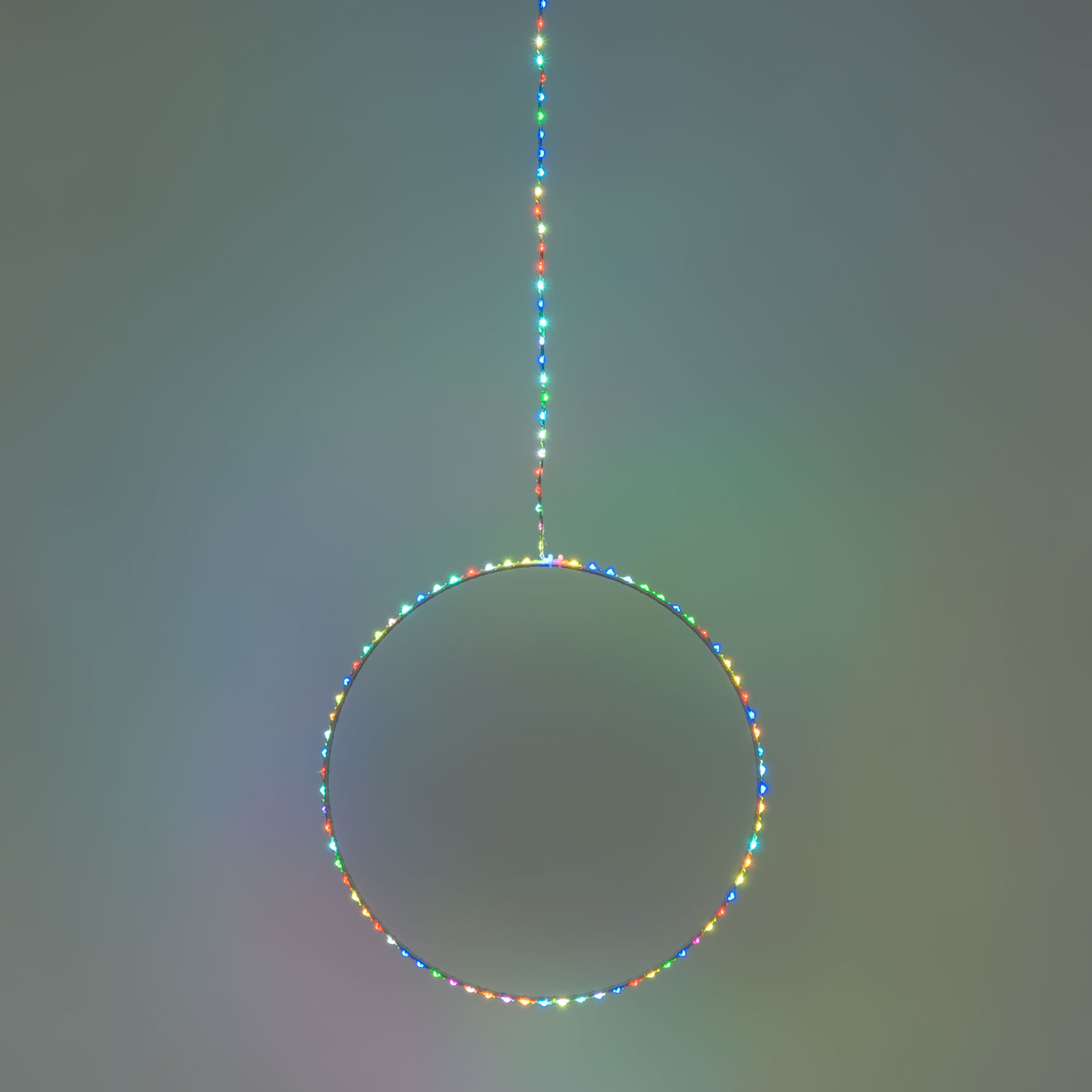 Kreis aus weißem Metall zum Aufhängen Ø 38 cm, 105 Micro LEDs RGB farbwechselnd 4 Kreis aus weißem Metall zum Aufhängen Ø 38 cm, 105 Micro LEDs RGB farbwechselnd 4