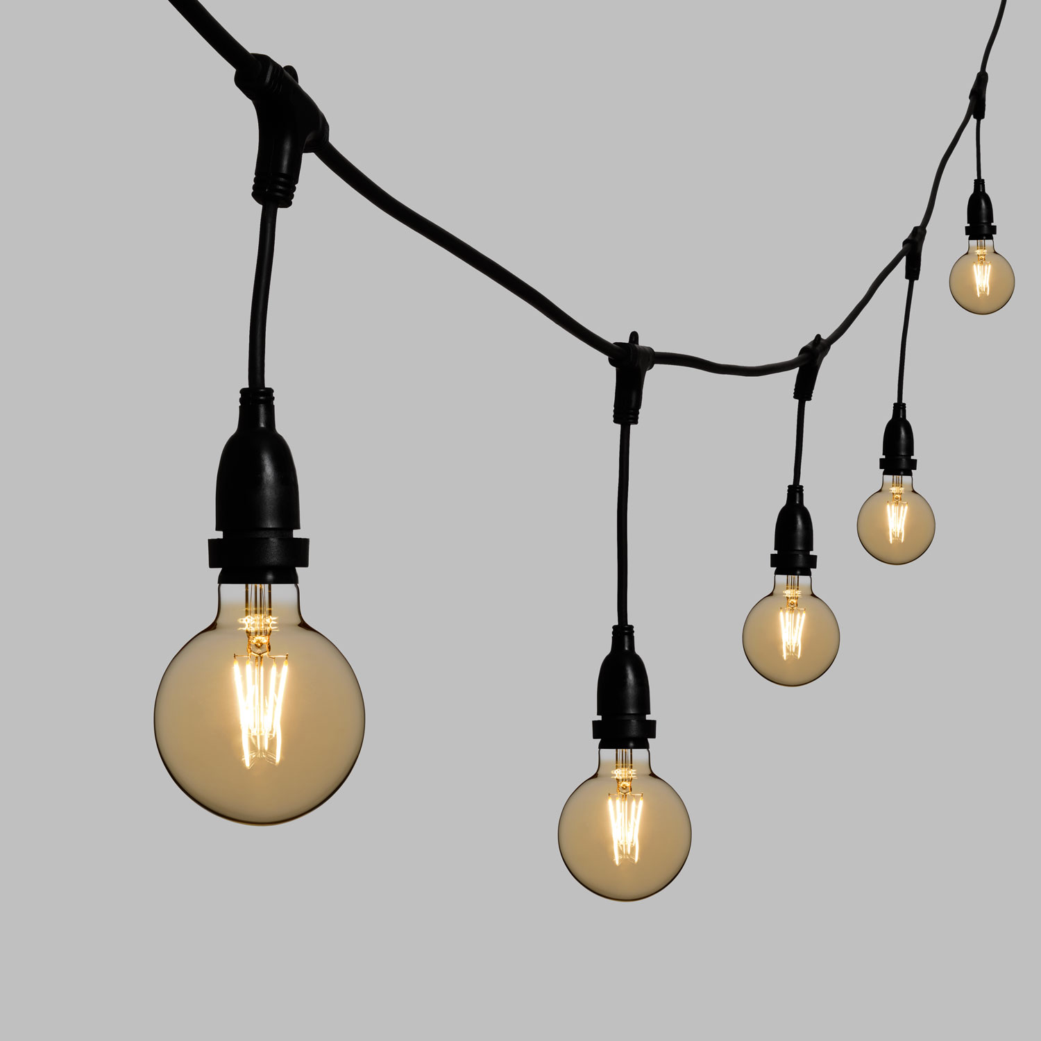 5m Lichterkette, 8 hängende LED Globo Birnen 4 Watt Ø 95 mm, schwarzes Kabel, erweiterbar 3 5m Lichterkette, 8 hängende LED Globo Birnen 4 Watt Ø 95 mm, schwarzes Kabel, erweiterbar 3