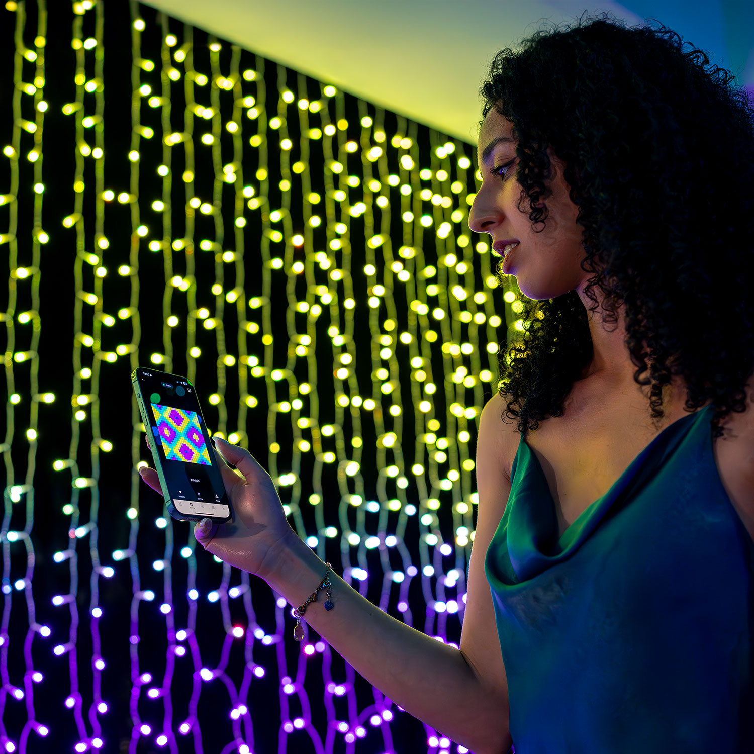 Rideau Twinkly Plus RGB et Blanc Chaud, 1 x h 2 mètres, 250 Led, câble transparent 6 Rideau Twinkly Plus RGB et Blanc Chaud, 1 x h 2 mètres, 250 Led, câble transparent 6