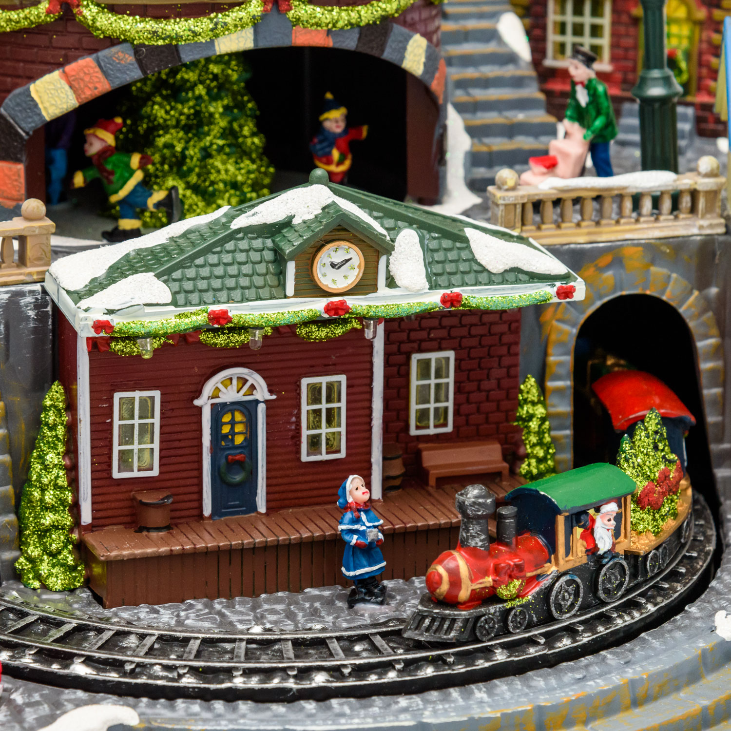Pueblo de Navidad, Estación con Trenecito en movimiento y Árbol de Navidad giratorio, h 38 cm, villancicos 4 Pueblo de Navidad, Estación con Trenecito en movimiento y Árbol de Navidad giratorio, h 38 cm, villancicos 4