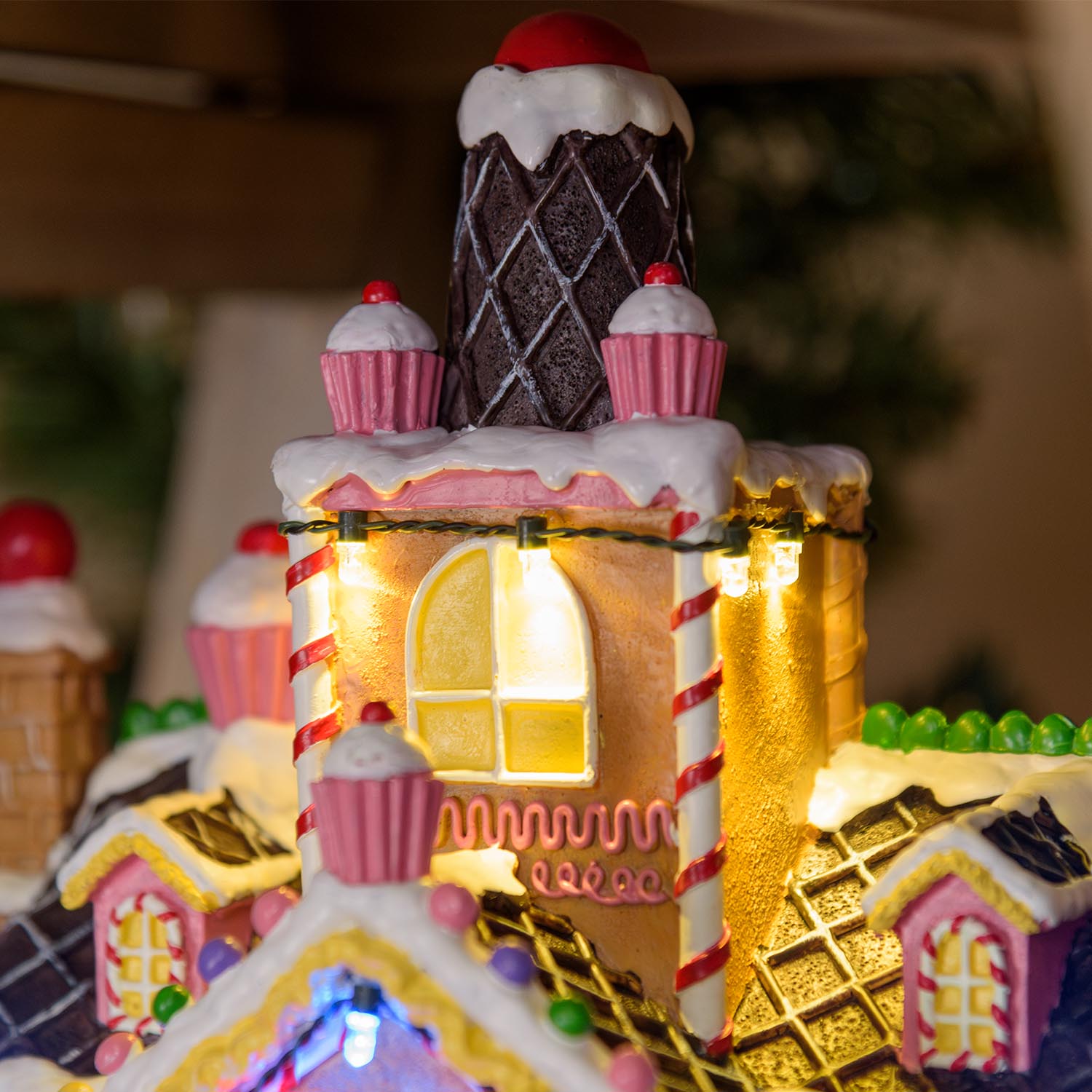 Villaggio di Natale, Candy Village con Trenino in movimento, h 28 cm, musiche natalizie 10 Villaggio di Natale, Candy Village con Trenino in movimento, h 28 cm, musiche natalizie 10