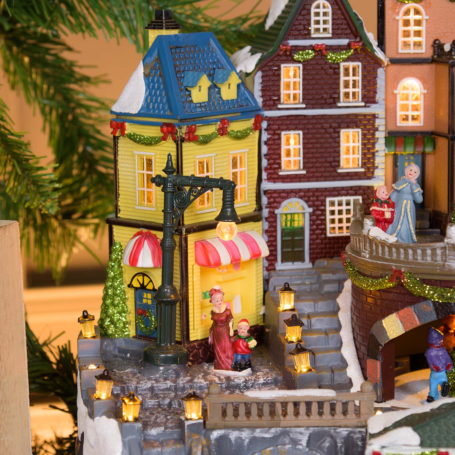 Pueblo de Navidad, Estación con Trenecito en movimiento y Árbol de Navidad giratorio, h 38 cm, villancicos 12 Pueblo de Navidad, Estación con Trenecito en movimiento y Árbol de Navidad giratorio, h 38 cm, villancicos 12