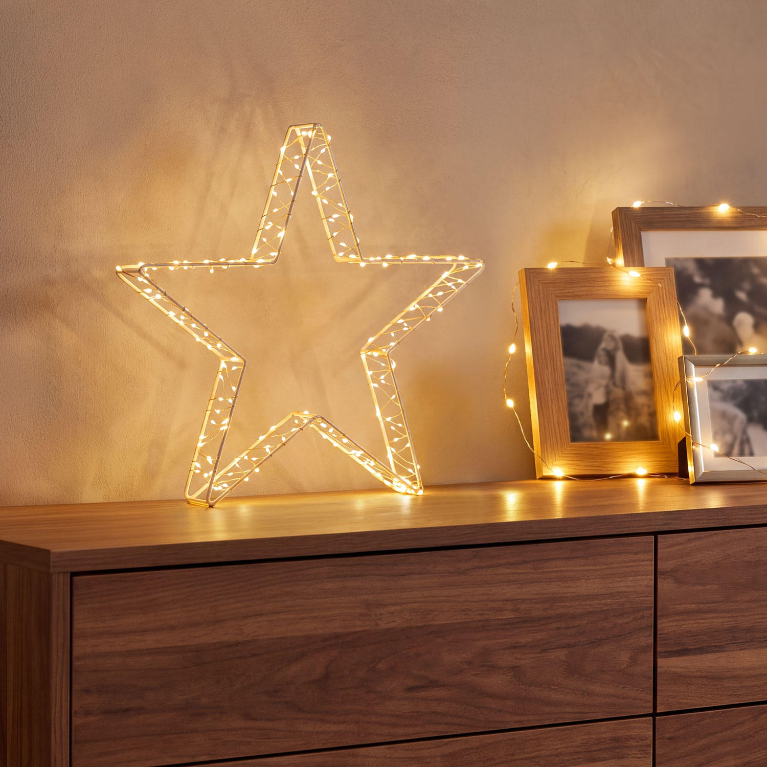 Weiße 3D-Edge-Stern, Ø 30 cm, 220 warmweiße Micro-LEDs, silbernes Metallkabel