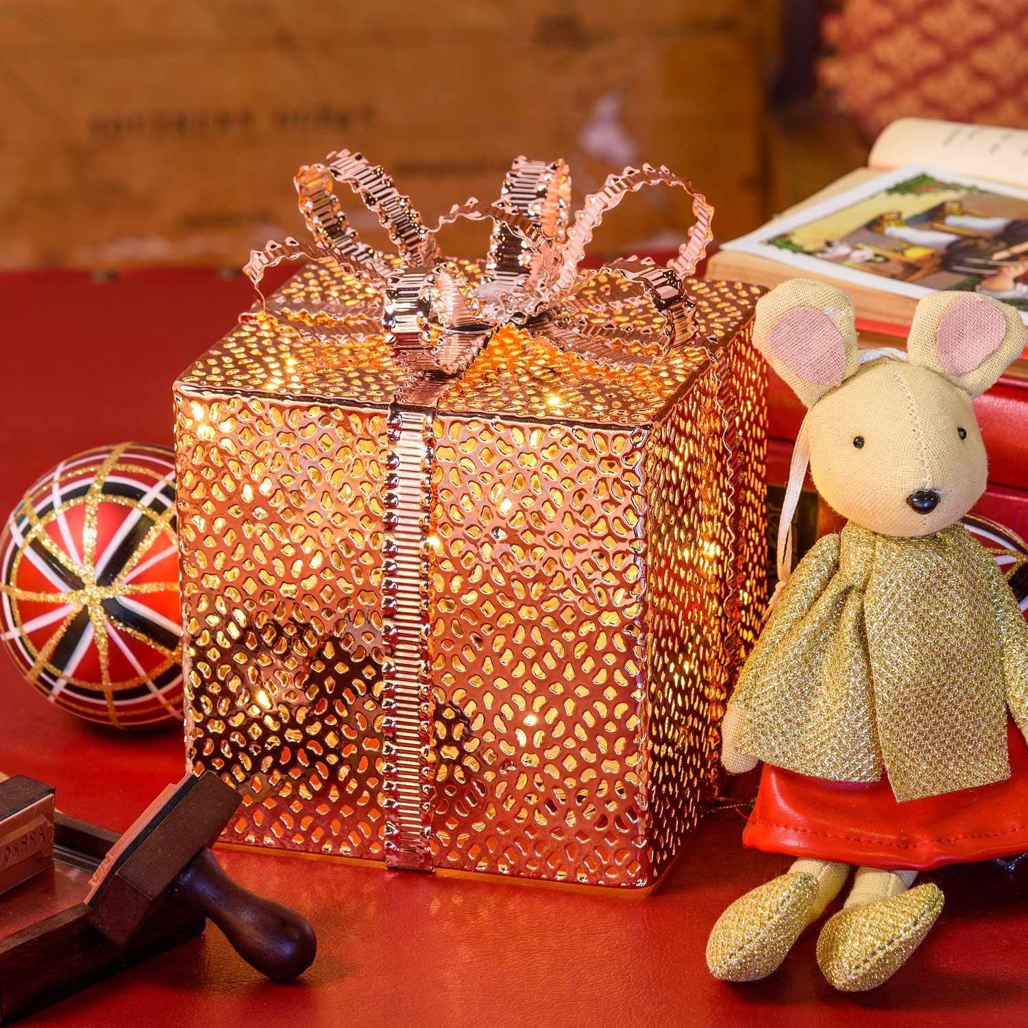 Kupferfarbenes LED Geschenkpaket h 16,5 cm, warmweiß 1 Kupferfarbenes LED Geschenkpaket h 16,5 cm, warmweiß 1