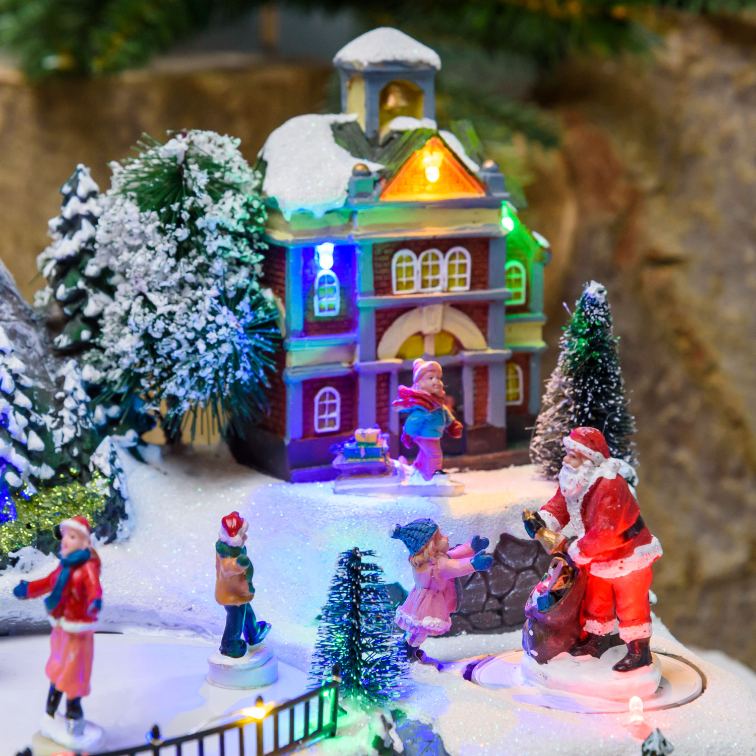 Village de Noël en Polyrésine, Lac Montagneux avec Patineurs en mouvement, h 20 cm 10 Village de Noël en Polyrésine, Lac Montagneux avec Patineurs en mouvement, h 20 cm 10