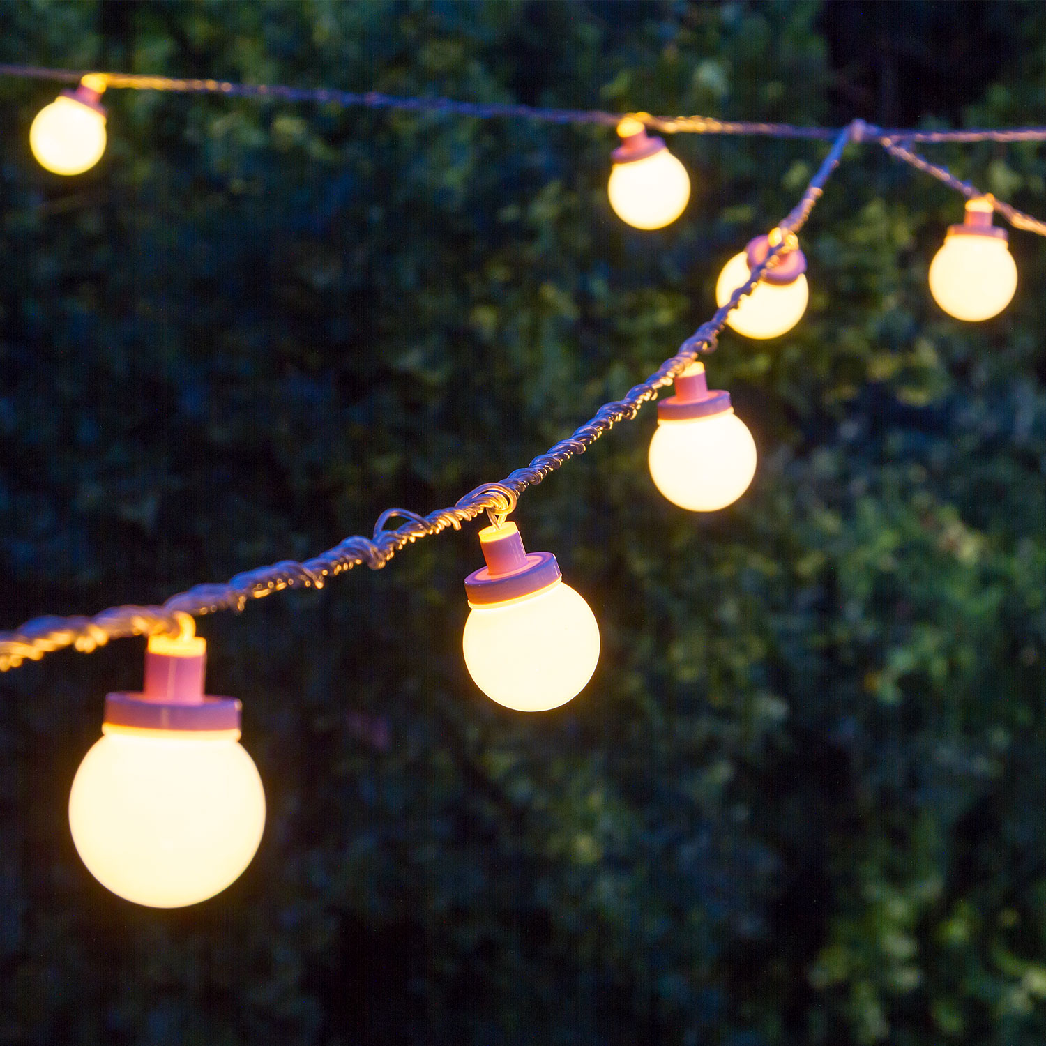 Catena 5 m, 10 sfere bianche Ø 50 mm, led bianco caldo, cavo trasparente, prolungabile 11 Catena 5 m, 10 sfere bianche Ø 50 mm, led bianco caldo, cavo trasparente, prolungabile 11
